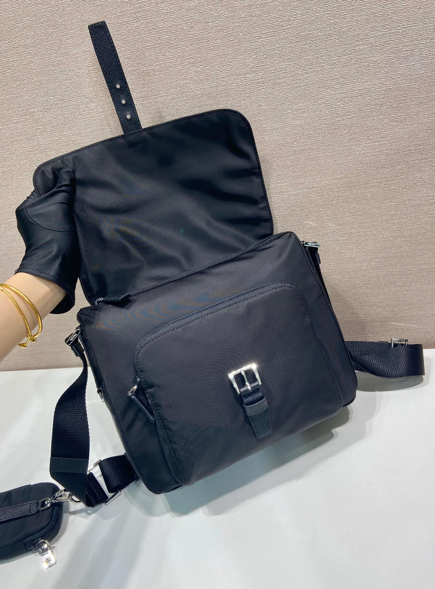 💰1120🎉Upgrade board🎉1BD994 small bag🎉🎉 This one is made of imported nylon material and Saffiano leather piping, adjustable fabric shoulder straps, stainless steel accessories, and the upgraded version is designed with square buckle hardware on both sides of the shoulder straps. Equipped with a detachable eco-label pouch, triangular enamel logo nameplate, zipper and buckle closure, two outer pockets, one of which is a flip zipper bag, two inner pockets, 165 OEM code, lightweight and practical👏🏻👏🏻Unisex style🙊🙊 Length 25 height 22 bottom 10cm🤙🤙🤙💰💰💰💰