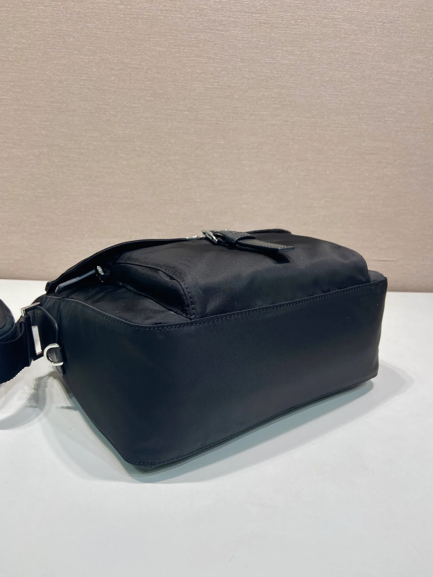 💰1120🎉Upgrade board🎉1BD994 small bag🎉🎉 This one is made of imported nylon material and Saffiano leather piping, adjustable fabric shoulder straps, stainless steel accessories, and the upgraded version is designed with square buckle hardware on both sides of the shoulder straps. Equipped with a detachable eco-label pouch, triangular enamel logo nameplate, zipper and buckle closure, two outer pockets, one of which is a flip zipper bag, two inner pockets, 165 OEM code, lightweight and practical👏🏻👏🏻Unisex style🙊🙊 Length 25 height 22 bottom 10cm🤙🤙🤙💰💰💰💰