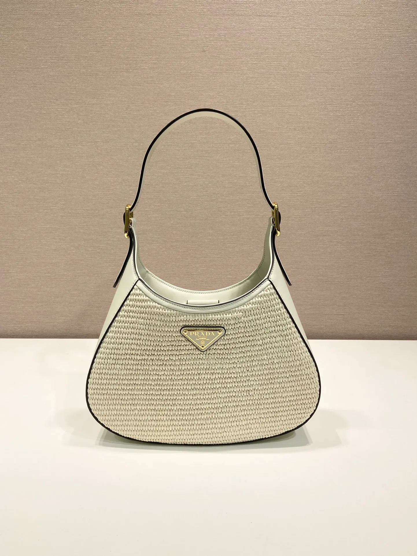 💰1320🎉New Cleo🎉1BC179 New Straw Bag🎉🎉 This crossbody bag is made of imported calf bag with handmade straw and imported sheepskin inside. Whether it is carried on the hand or on the shoulder, it is very stylish and has a great upper body effect. The capacity and practicality must be strong, the hand feel is soft, and it has a full sense of luxury. My favorite babies. Hurry up and get it. Size: length 27x height 19x bottom 5cm