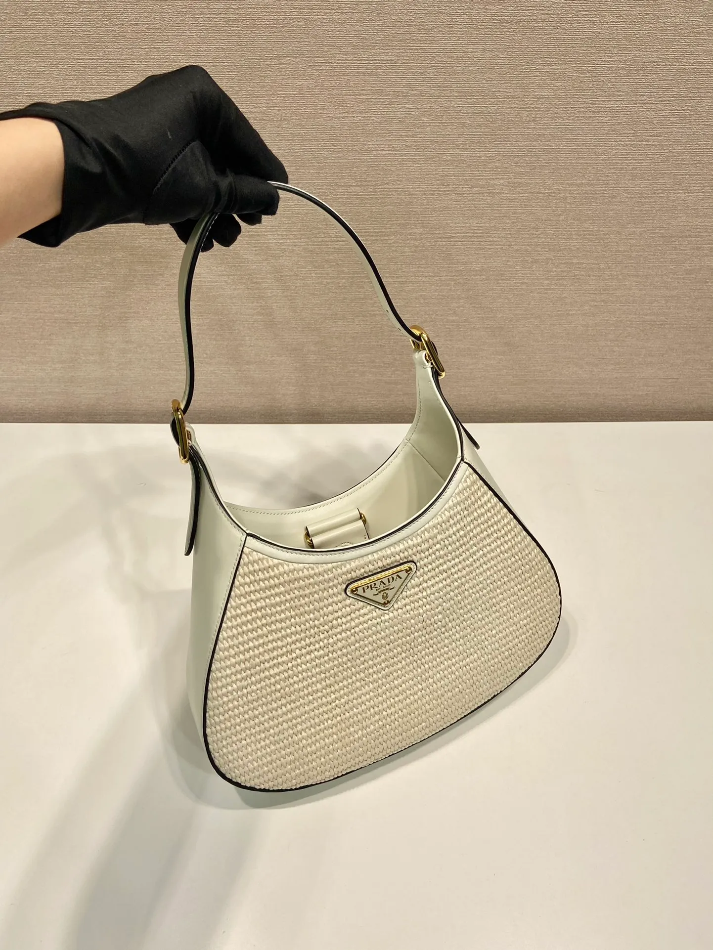 💰1320🎉New Cleo🎉1BC179 New Straw Bag🎉🎉 This crossbody bag is made of imported calf bag with handmade straw and imported sheepskin inside. Whether it is carried on the hand or on the shoulder, it is very stylish and has a great upper body effect. The capacity and practicality must be strong, the hand feel is soft, and it has a full sense of luxury. My favorite babies. Hurry up and get it. Size: length 27x height 19x bottom 5cm
