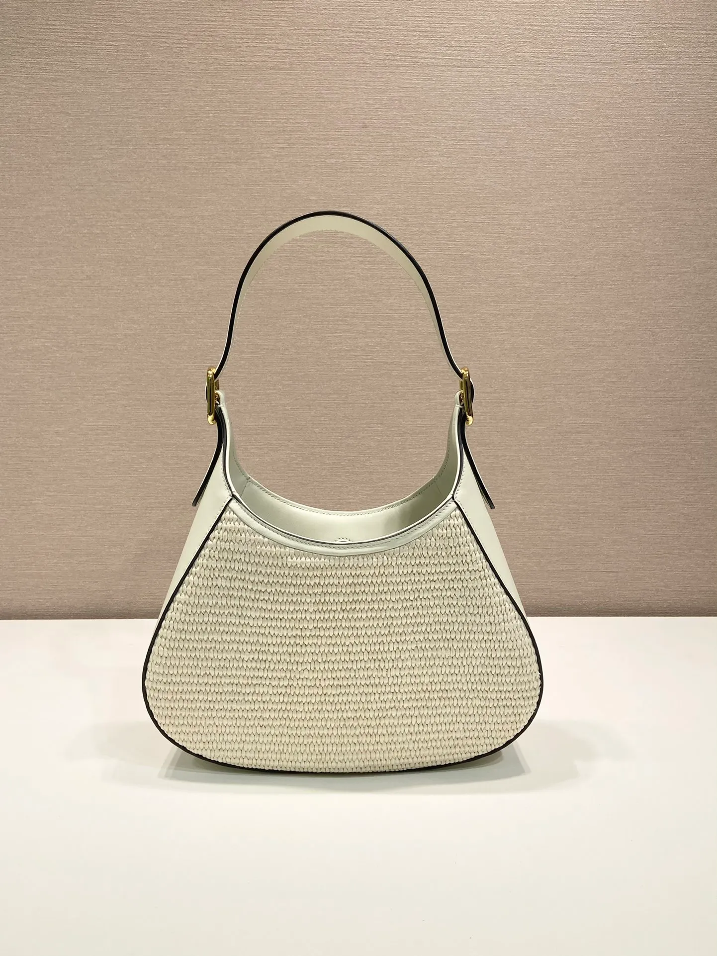 💰1320🎉New Cleo🎉1BC179 New Straw Bag🎉🎉 This crossbody bag is made of imported calf bag with handmade straw and imported sheepskin inside. Whether it is carried on the hand or on the shoulder, it is very stylish and has a great upper body effect. The capacity and practicality must be strong, the hand feel is soft, and it has a full sense of luxury. My favorite babies. Hurry up and get it. Size: length 27x height 19x bottom 5cm