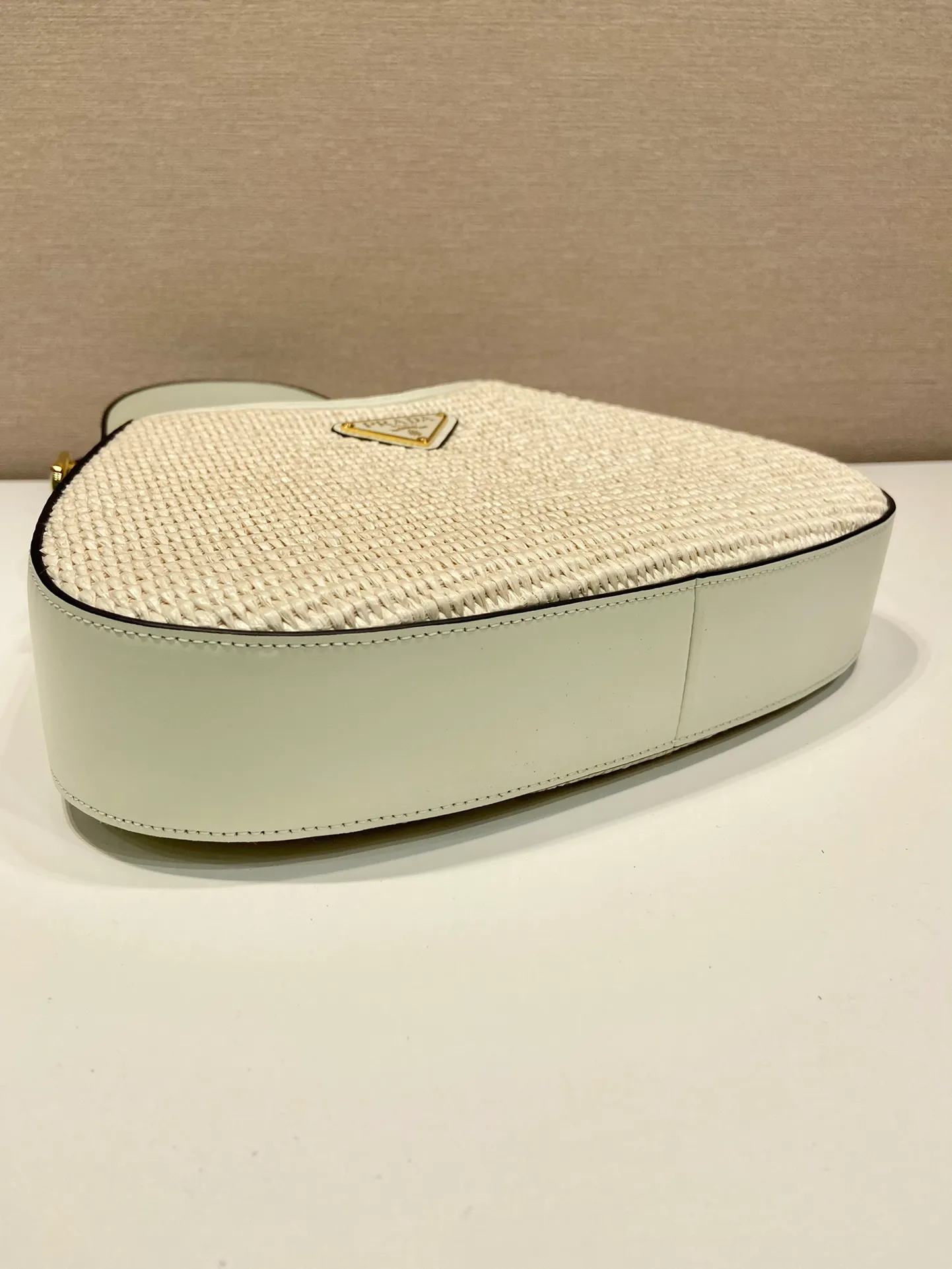 💰1320🎉New Cleo🎉1BC179 New Straw Bag🎉🎉 This crossbody bag is made of imported calf bag with handmade straw and imported sheepskin inside. Whether it is carried on the hand or on the shoulder, it is very stylish and has a great upper body effect. The capacity and practicality must be strong, the hand feel is soft, and it has a full sense of luxury. My favorite babies. Hurry up and get it. Size: length 27x height 19x bottom 5cm