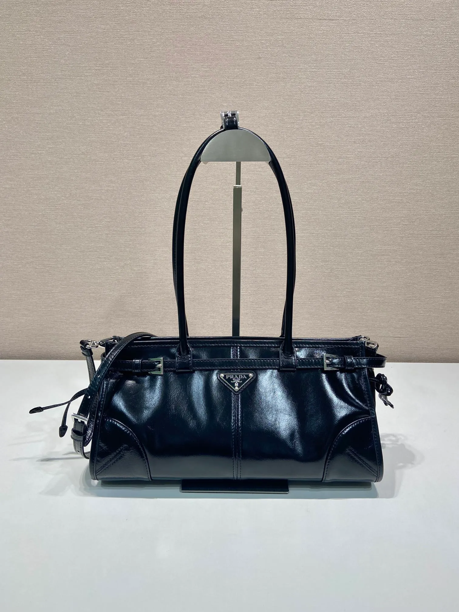 💰1840🎉LusSolf oil wax leather🎉1BA426 white hardware small size🎉🎉 This hand-held crossbody bag is made of imported waxed leather. Its shiny color exudes a classic atmosphere. It is equipped with a detachable and adjustable long shoulder strap, which is convenient for matching on different occasions. It has a very large capacity and is easy to use. It is definitely a must-have for fashionistas. Hurry up and take this retro-style handbag home! Length 32x Height 15.5x Bottom 12cm🎉🎉🎉👏👏👏