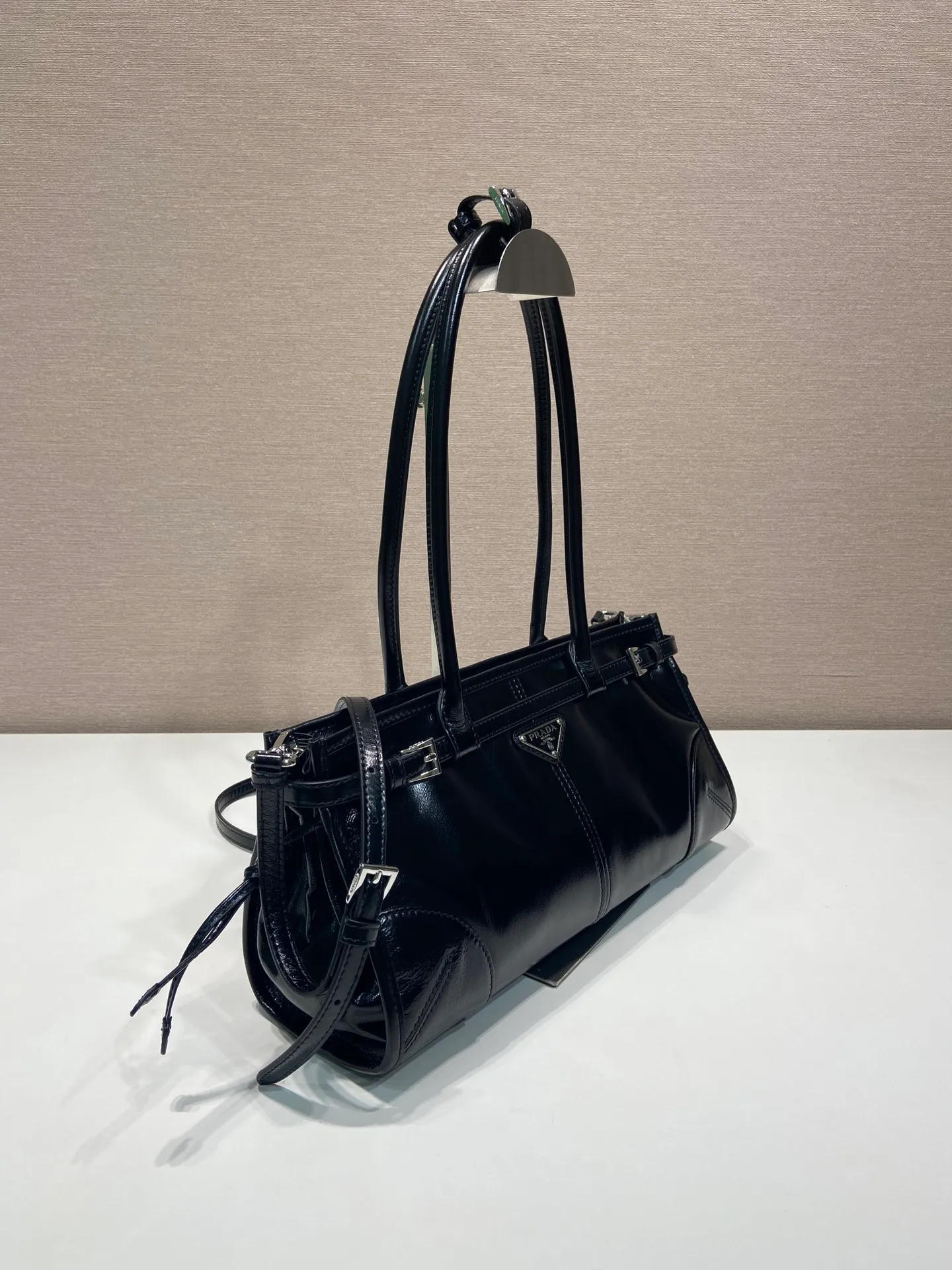 💰1840🎉LusSolf oil wax leather🎉1BA426 white hardware small size🎉🎉 This hand-held crossbody bag is made of imported waxed leather. Its shiny color exudes a classic atmosphere. It is equipped with a detachable and adjustable long shoulder strap, which is convenient for matching on different occasions. It has a very large capacity and is easy to use. It is definitely a must-have for fashionistas. Hurry up and take this retro-style handbag home! Length 32x Height 15.5x Bottom 12cm🎉🎉🎉👏👏👏