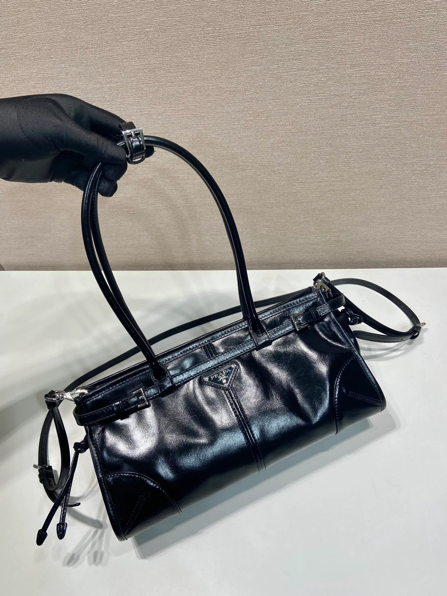 💰1840🎉LusSolf oil wax leather🎉1BA426 white hardware small size🎉🎉 This hand-held crossbody bag is made of imported waxed leather. Its shiny color exudes a classic atmosphere. It is equipped with a detachable and adjustable long shoulder strap, which is convenient for matching on different occasions. It has a very large capacity and is easy to use. It is definitely a must-have for fashionistas. Hurry up and take this retro-style handbag home! Length 32x Height 15.5x Bottom 12cm🎉🎉🎉👏👏👏