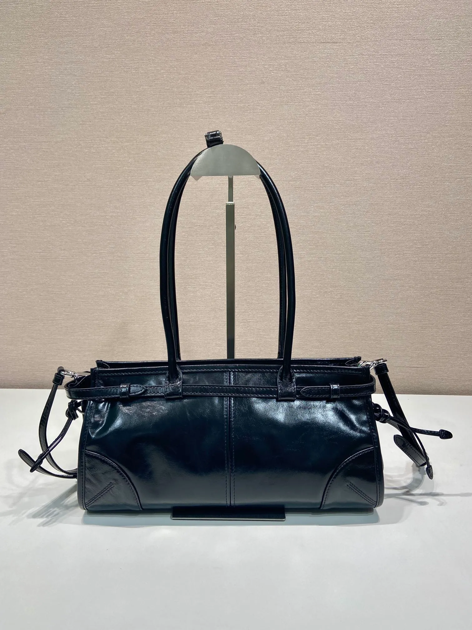 💰1840🎉LusSolf oil wax leather🎉1BA426 white hardware small size🎉🎉 This hand-held crossbody bag is made of imported waxed leather. Its shiny color exudes a classic atmosphere. It is equipped with a detachable and adjustable long shoulder strap, which is convenient for matching on different occasions. It has a very large capacity and is easy to use. It is definitely a must-have for fashionistas. Hurry up and take this retro-style handbag home! Length 32x Height 15.5x Bottom 12cm🎉🎉🎉👏👏👏