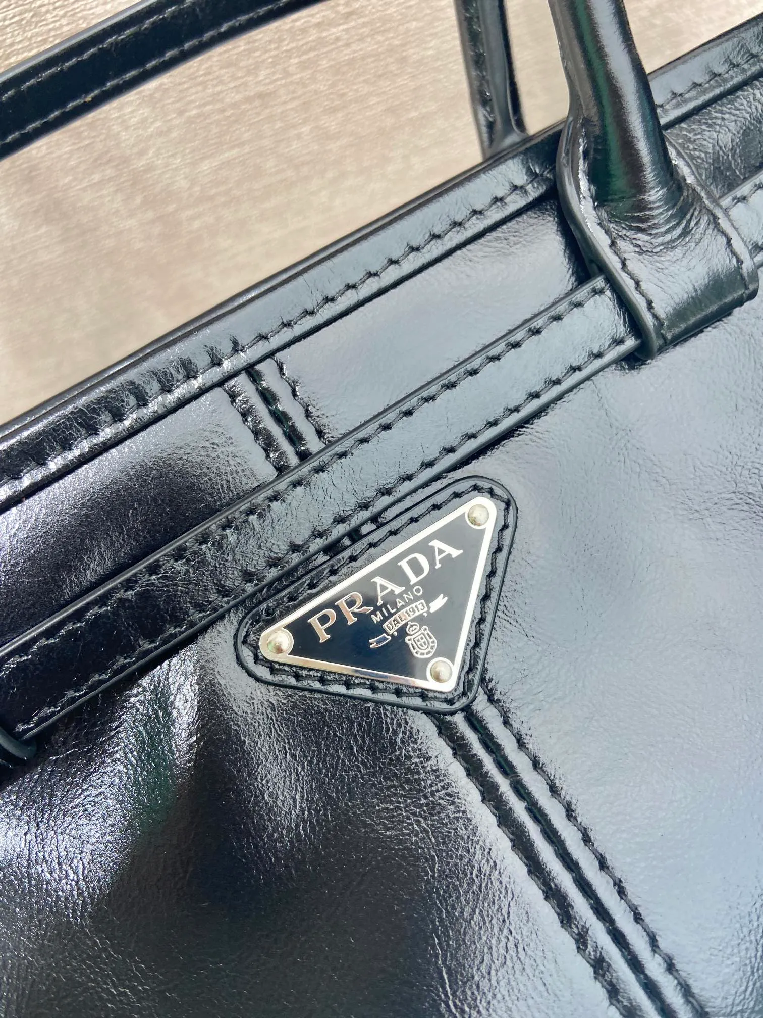 💰1840🎉LusSolf oil wax leather🎉1BA426 white hardware small size🎉🎉 This hand-held crossbody bag is made of imported waxed leather. Its shiny color exudes a classic atmosphere. It is equipped with a detachable and adjustable long shoulder strap, which is convenient for matching on different occasions. It has a very large capacity and is easy to use. It is definitely a must-have for fashionistas. Hurry up and take this retro-style handbag home! Length 32x Height 15.5x Bottom 12cm🎉🎉🎉👏👏👏