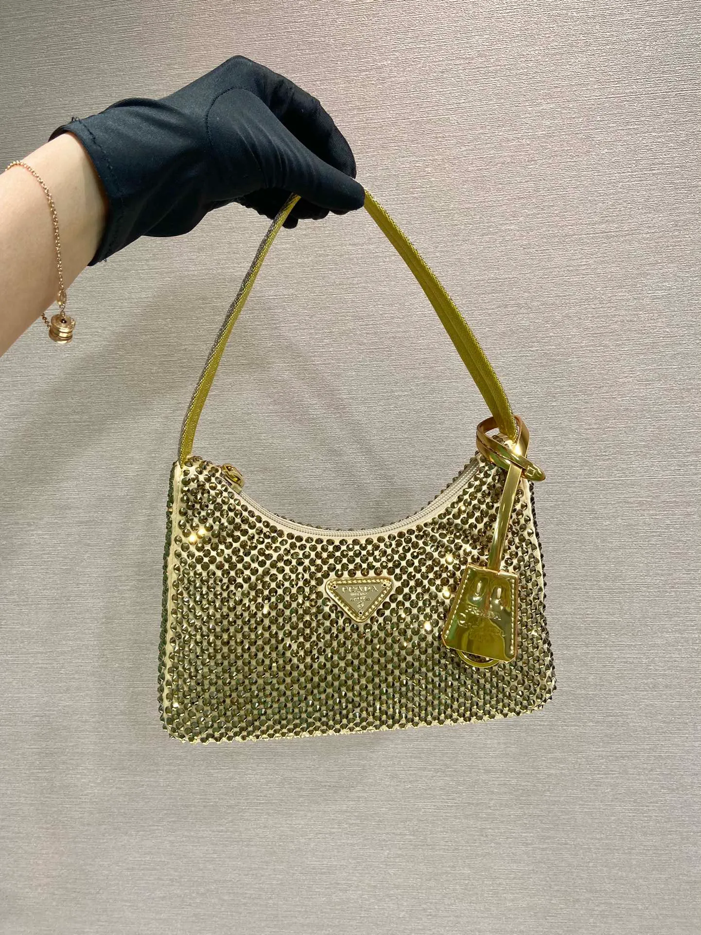 💰1020🎉Flash diamond Hobo🎉New 1NE515 flash diamond, new color🎉🎉The most beautiful and sparkling rhinestone Hoboؔ😘😘Imported diamond net. Shiny appearance. The blingbling effect under night light is very eye-catching. The return rate is very high🙈🙈Everyone will praise you wherever you take it😘This kind of sparkling diamond bag is also very easy to match with clothes. It is cute and cool. It is suitable for any occasion. The popular elements of Hobo have always been recognized by Internet celebrities/celebrities. It is another Hobo that is always popular🙊🙊It is worth buying👍Beautiful girls😘length 23x height 13x bottom 5cm