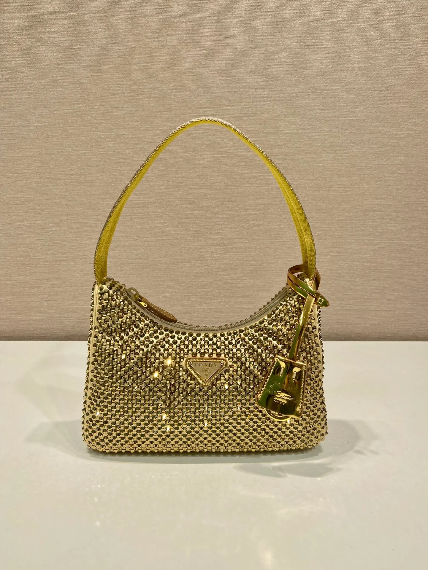 💰1020🎉Flash diamond Hobo🎉New 1NE515 flash diamond, new color🎉🎉The most beautiful and sparkling rhinestone Hoboؔ😘😘Imported diamond net. Shiny appearance. The blingbling effect under night light is very eye-catching. The return rate is very high🙈🙈Everyone will praise you wherever you take it😘This kind of sparkling diamond bag is also very easy to match with clothes. It is cute and cool. It is suitable for any occasion. The popular elements of Hobo have always been recognized by Internet celebrities/celebrities. It is another Hobo that is always popular🙊🙊It is worth buying👍Beautiful girls😘length 23x height 13x bottom 5cm