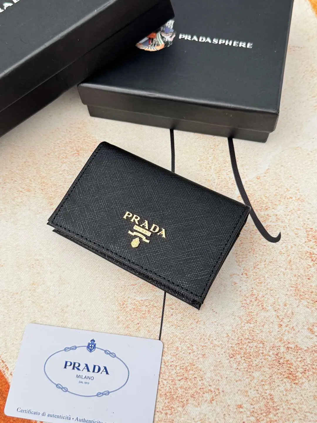 💰120💰PRADA’s popular men’s card holder counter new style, official website synchronization, genuine development, model 2MC122#. Color/picture, real shot 💋Cross-grain cowhide texture is excellent, threaded lining, hardware accessories! Exquisite wiring, even and neat lines, smooth oil edges, size: 11cm long, 6.5cm high