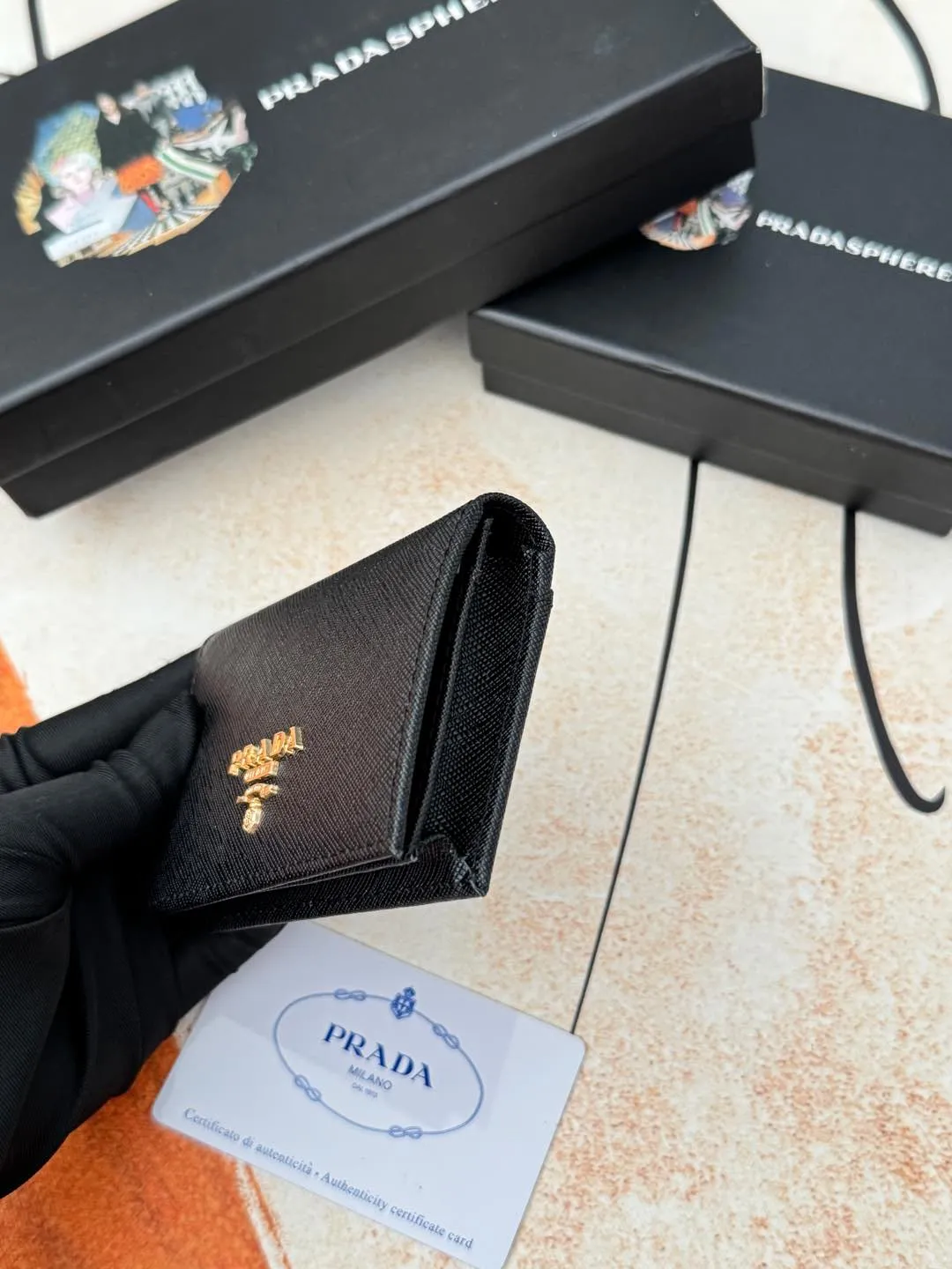 💰120💰PRADA’s popular men’s card holder counter new style, official website synchronization, genuine development, model 2MC122#. Color/picture, real shot 💋Cross-grain cowhide texture is excellent, threaded lining, hardware accessories! Exquisite wiring, even and neat lines, smooth oil edges, size: 11cm long, 6.5cm high