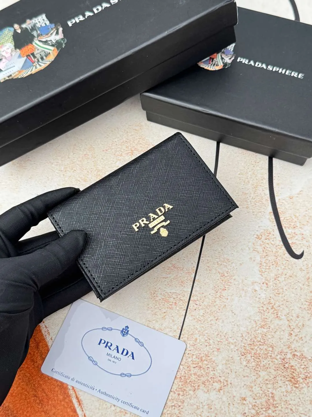 💰120💰PRADA’s popular men’s card holder counter new style, official website synchronization, genuine development, model 2MC122#. Color/picture, real shot 💋Cross-grain cowhide texture is excellent, threaded lining, hardware accessories! Exquisite wiring, even and neat lines, smooth oil edges, size: 11cm long, 6.5cm high
