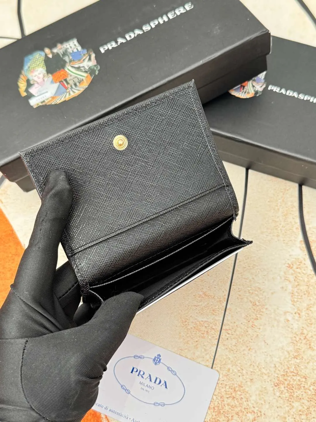 💰120💰PRADA’s popular men’s card holder counter new style, official website synchronization, genuine development, model 2MC122#. Color/picture, real shot 💋Cross-grain cowhide texture is excellent, threaded lining, hardware accessories! Exquisite wiring, even and neat lines, smooth oil edges, size: 11cm long, 6.5cm high