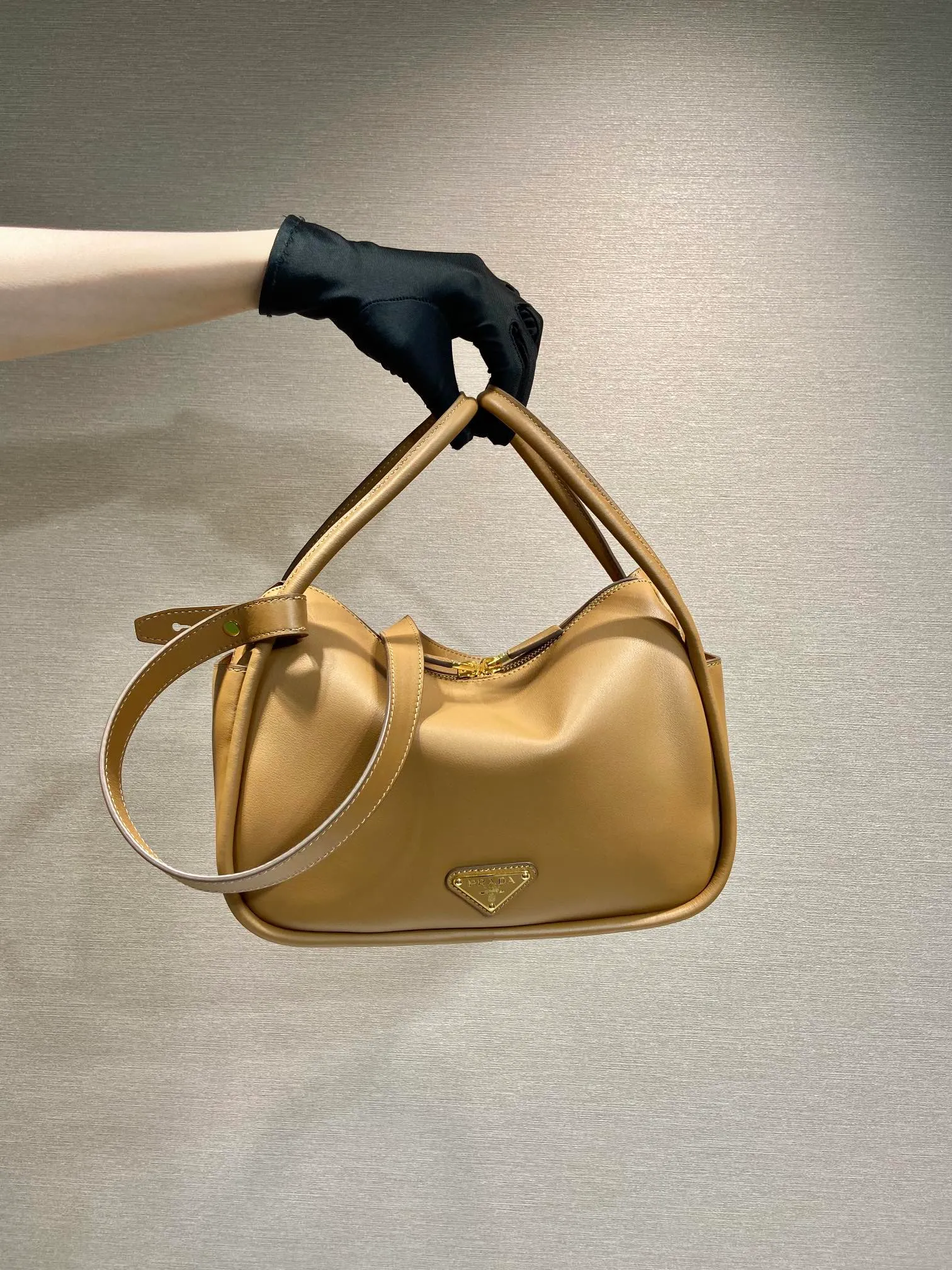 💰1500🎉New product🎉1BA451🎉🎉 This handbag is made of imported calfskin, with a double-hand design, a fashionable yet casual attitude, and decorated with exquisite details and metal accessories. Comes with a detachable shoulder strap. It has a large capacity, is simple and elegant, and is a popular style that will never go out of style🎉🎉 Length 25x height 18x ​​bottom 10cm🎉🎉🎉👏👏👏