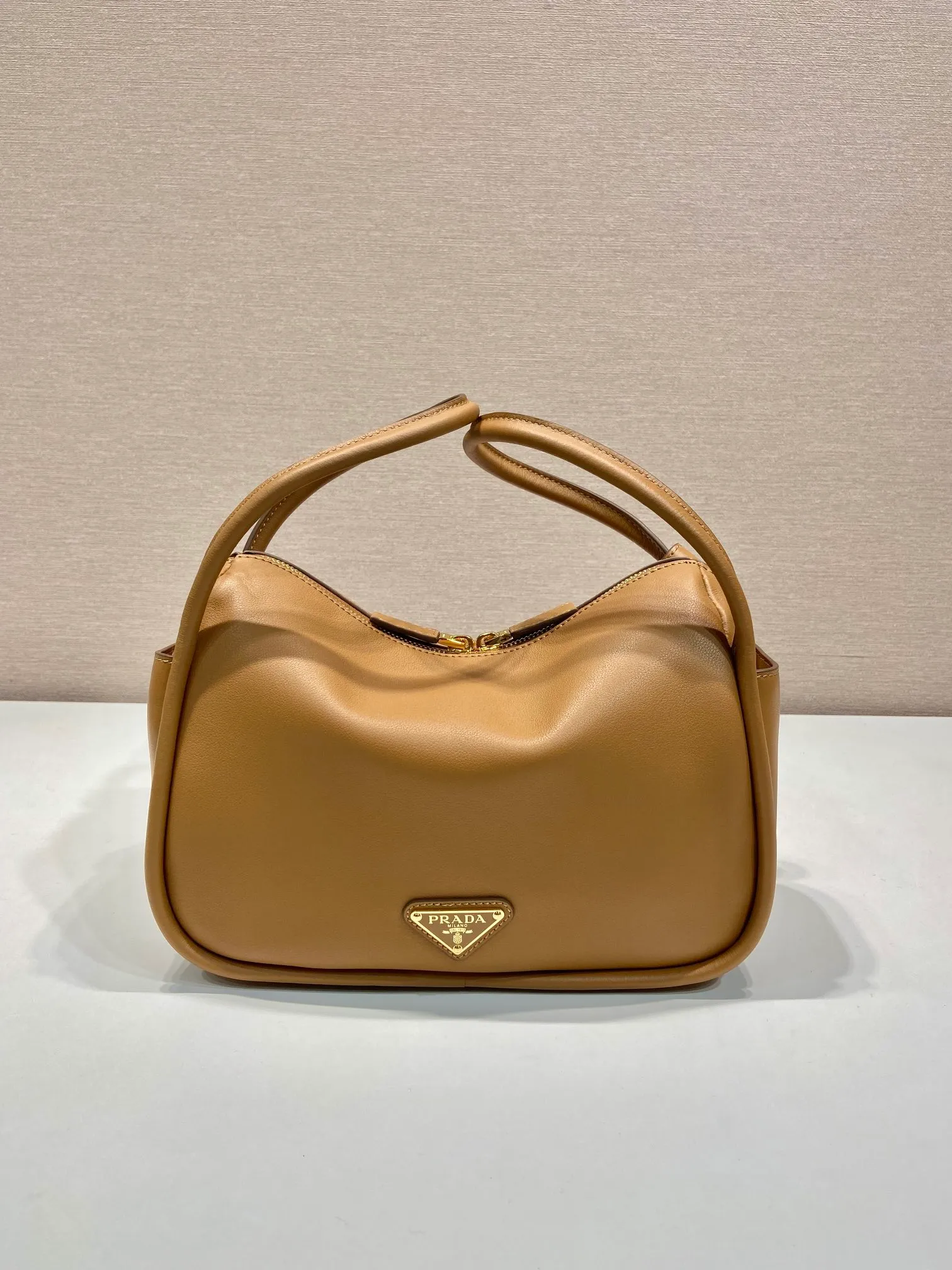 💰1500🎉New product🎉1BA451🎉🎉 This handbag is made of imported calfskin, with a double-hand design, a fashionable yet casual attitude, and decorated with exquisite details and metal accessories. Comes with a detachable shoulder strap. It has a large capacity, is simple and elegant, and is a popular style that will never go out of style🎉🎉 Length 25x height 18x ​​bottom 10cm🎉🎉🎉👏👏👏