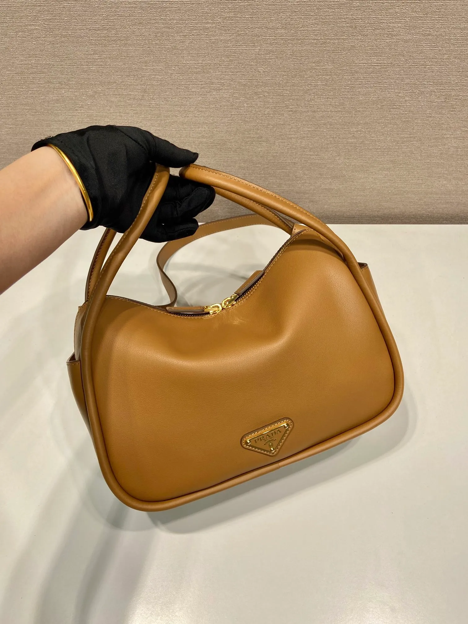 💰1500🎉New product🎉1BA451🎉🎉 This handbag is made of imported calfskin, with a double-hand design, a fashionable yet casual attitude, and decorated with exquisite details and metal accessories. Comes with a detachable shoulder strap. It has a large capacity, is simple and elegant, and is a popular style that will never go out of style🎉🎉 Length 25x height 18x ​​bottom 10cm🎉🎉🎉👏👏👏