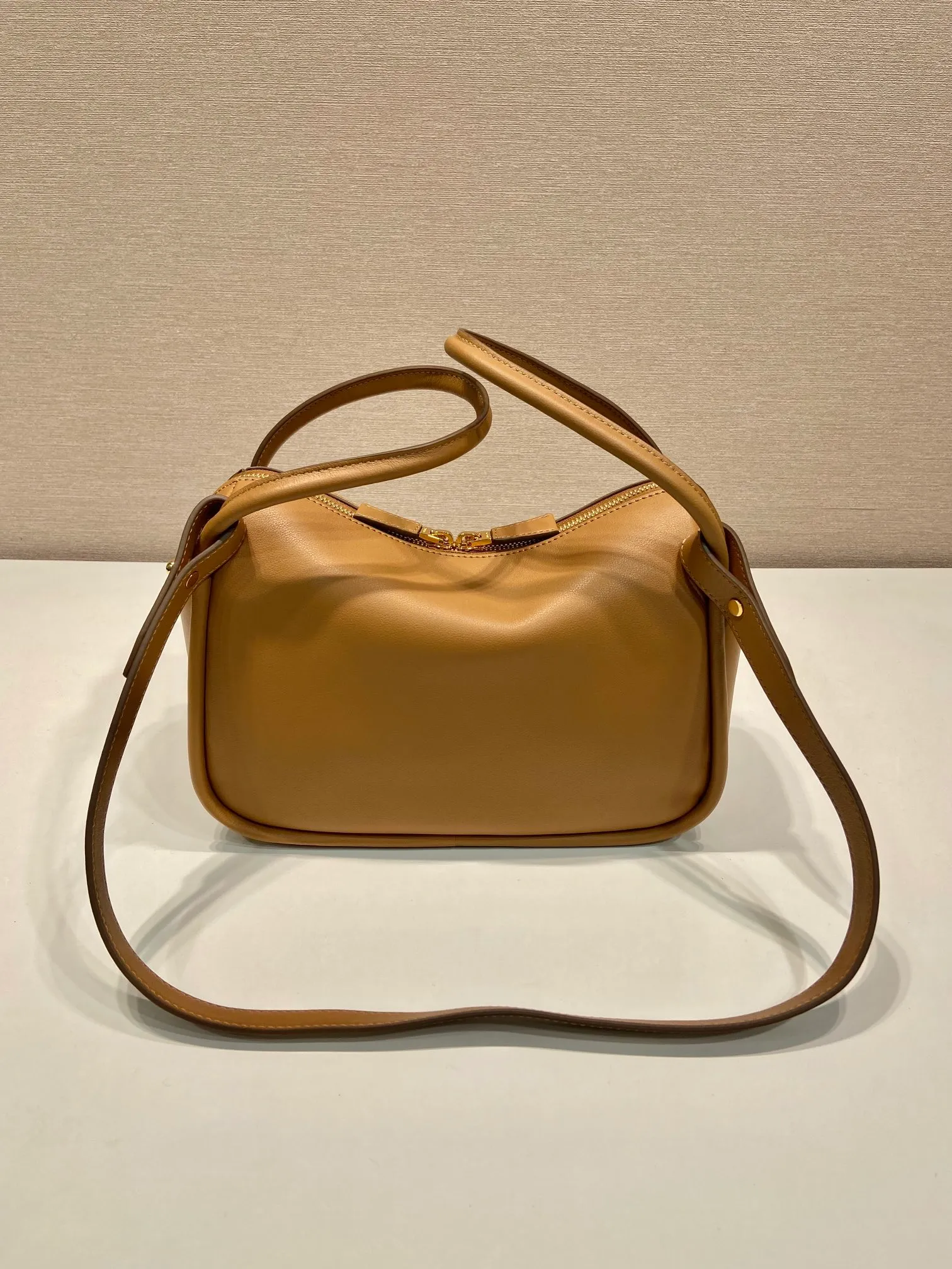 💰1500🎉New product🎉1BA451🎉🎉 This handbag is made of imported calfskin, with a double-hand design, a fashionable yet casual attitude, and decorated with exquisite details and metal accessories. Comes with a detachable shoulder strap. It has a large capacity, is simple and elegant, and is a popular style that will never go out of style🎉🎉 Length 25x height 18x ​​bottom 10cm🎉🎉🎉👏👏👏