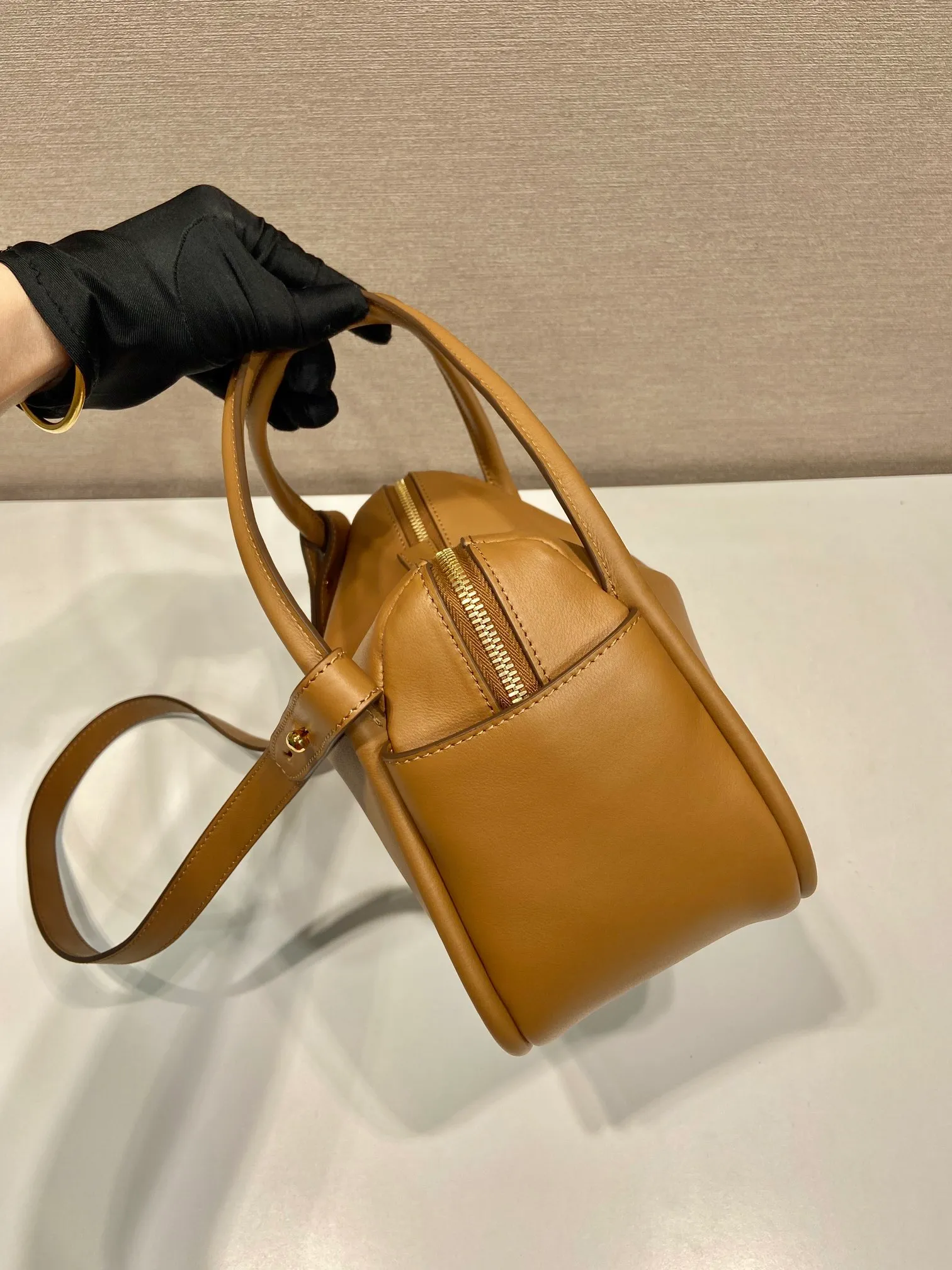 💰1500🎉New product🎉1BA451🎉🎉 This handbag is made of imported calfskin, with a double-hand design, a fashionable yet casual attitude, and decorated with exquisite details and metal accessories. Comes with a detachable shoulder strap. It has a large capacity, is simple and elegant, and is a popular style that will never go out of style🎉🎉 Length 25x height 18x ​​bottom 10cm🎉🎉🎉👏👏👏