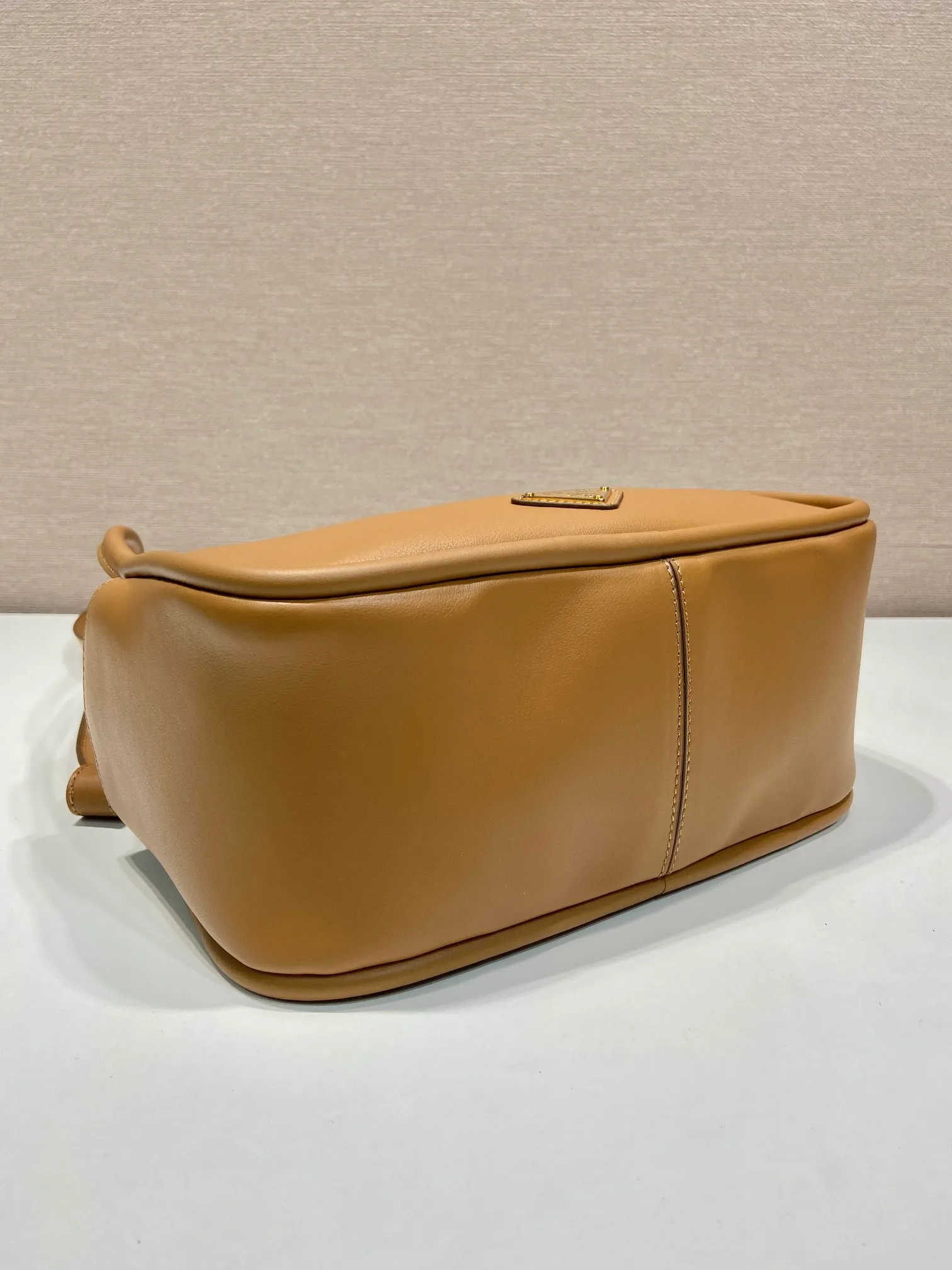 💰1500🎉New product🎉1BA451🎉🎉 This handbag is made of imported calfskin, with a double-hand design, a fashionable yet casual attitude, and decorated with exquisite details and metal accessories. Comes with a detachable shoulder strap. It has a large capacity, is simple and elegant, and is a popular style that will never go out of style🎉🎉 Length 25x height 18x ​​bottom 10cm🎉🎉🎉👏👏👏