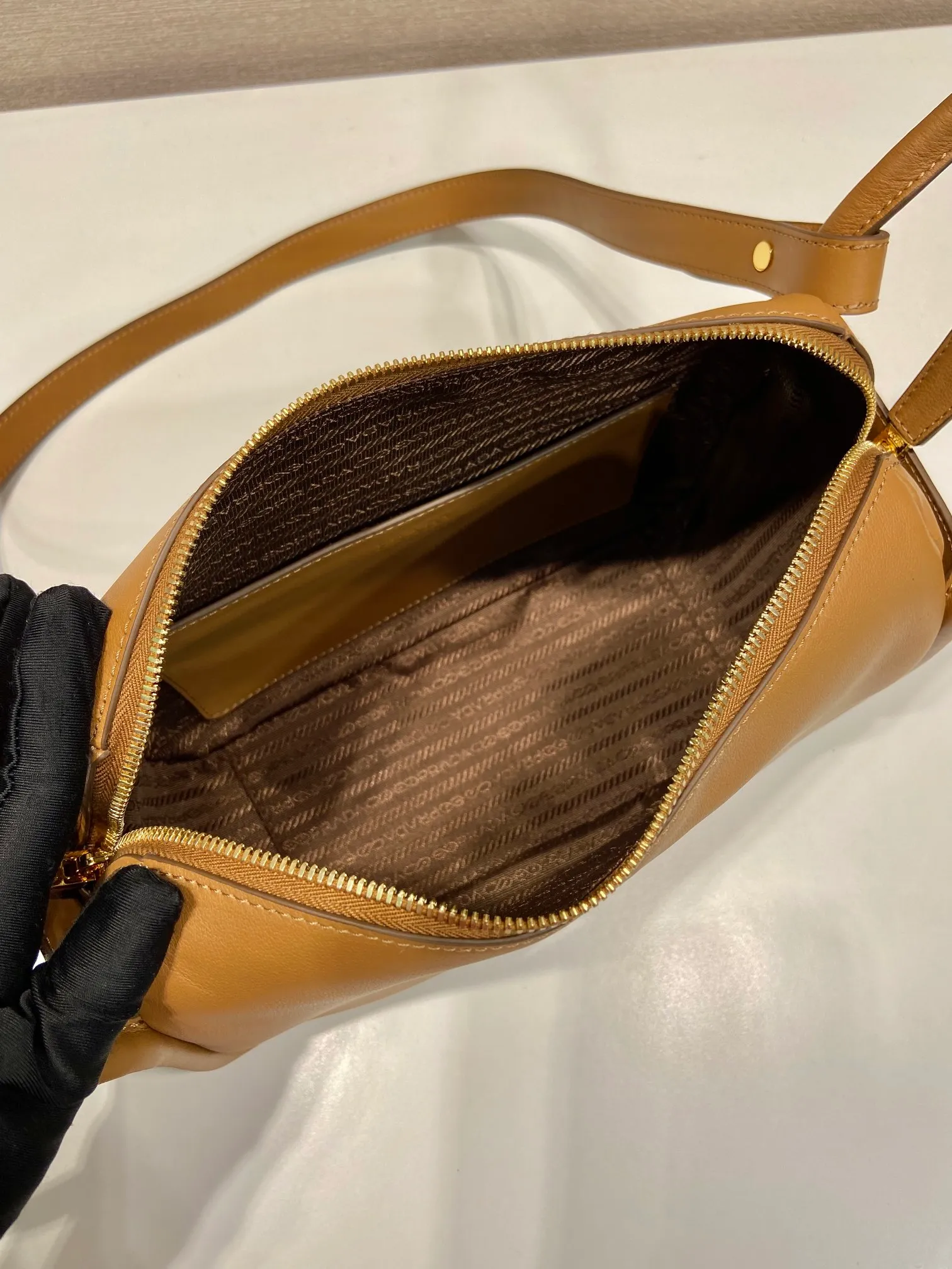 💰1500🎉New product🎉1BA451🎉🎉 This handbag is made of imported calfskin, with a double-hand design, a fashionable yet casual attitude, and decorated with exquisite details and metal accessories. Comes with a detachable shoulder strap. It has a large capacity, is simple and elegant, and is a popular style that will never go out of style🎉🎉 Length 25x height 18x ​​bottom 10cm🎉🎉🎉👏👏👏