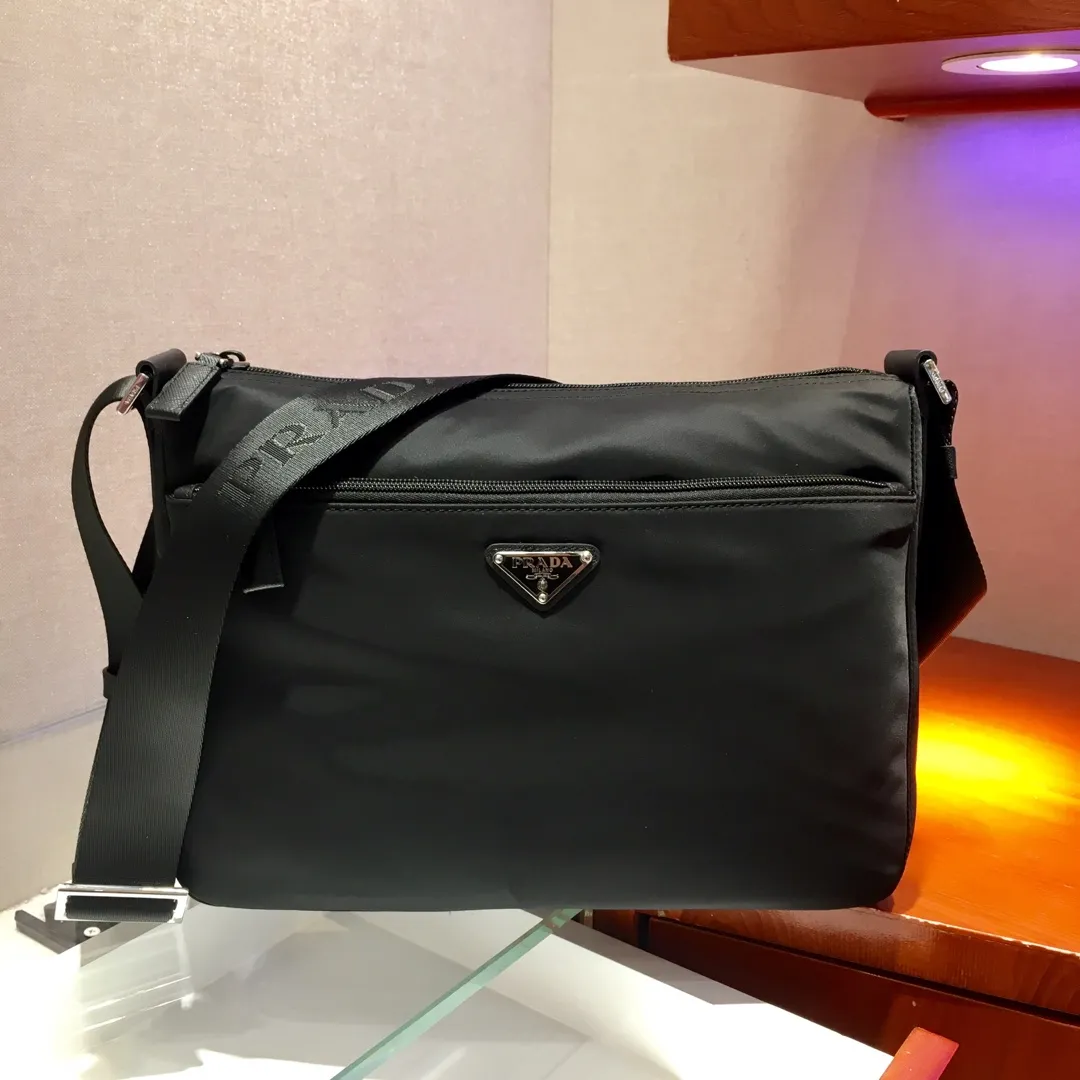 🎉Exclusive first release🎉1BC421 has arrived👏🏻👏🏻Original item, imported fabric shoulder bag, adjustable fabric shoulder strap, stainless steel accessories, triangular enamel nameplate Zipper closure, one zipper outer bag, two inner bags, one zipper bag, many compartments, light and practical, length 31x height 23x base 9cm.👏🏻👏🏻👏🏻💰💰💰92698480💰