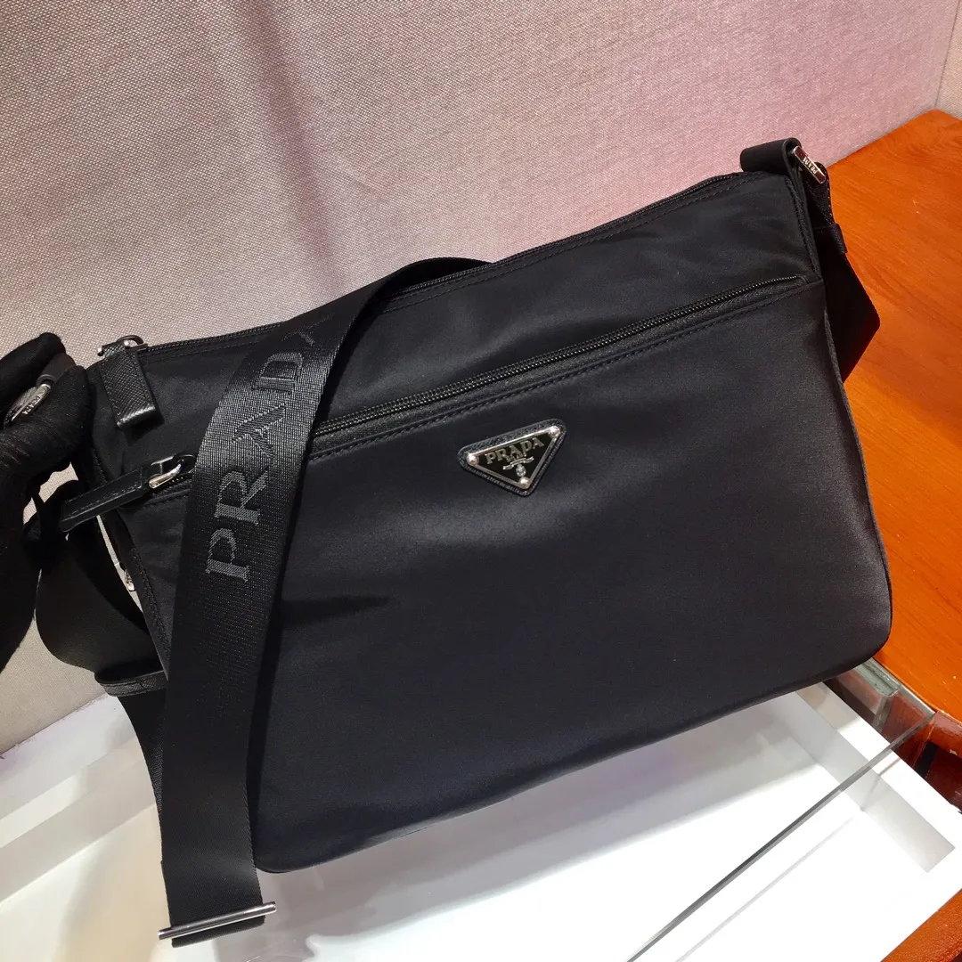 🎉Exclusive first release🎉1BC421 has arrived👏🏻👏🏻Original item, imported fabric shoulder bag, adjustable fabric shoulder strap, stainless steel accessories, triangular enamel nameplate Zipper closure, one zipper outer bag, two inner bags, one zipper bag, many compartments, light and practical, length 31x height 23x base 9cm.👏🏻👏🏻👏🏻💰💰💰92698480💰