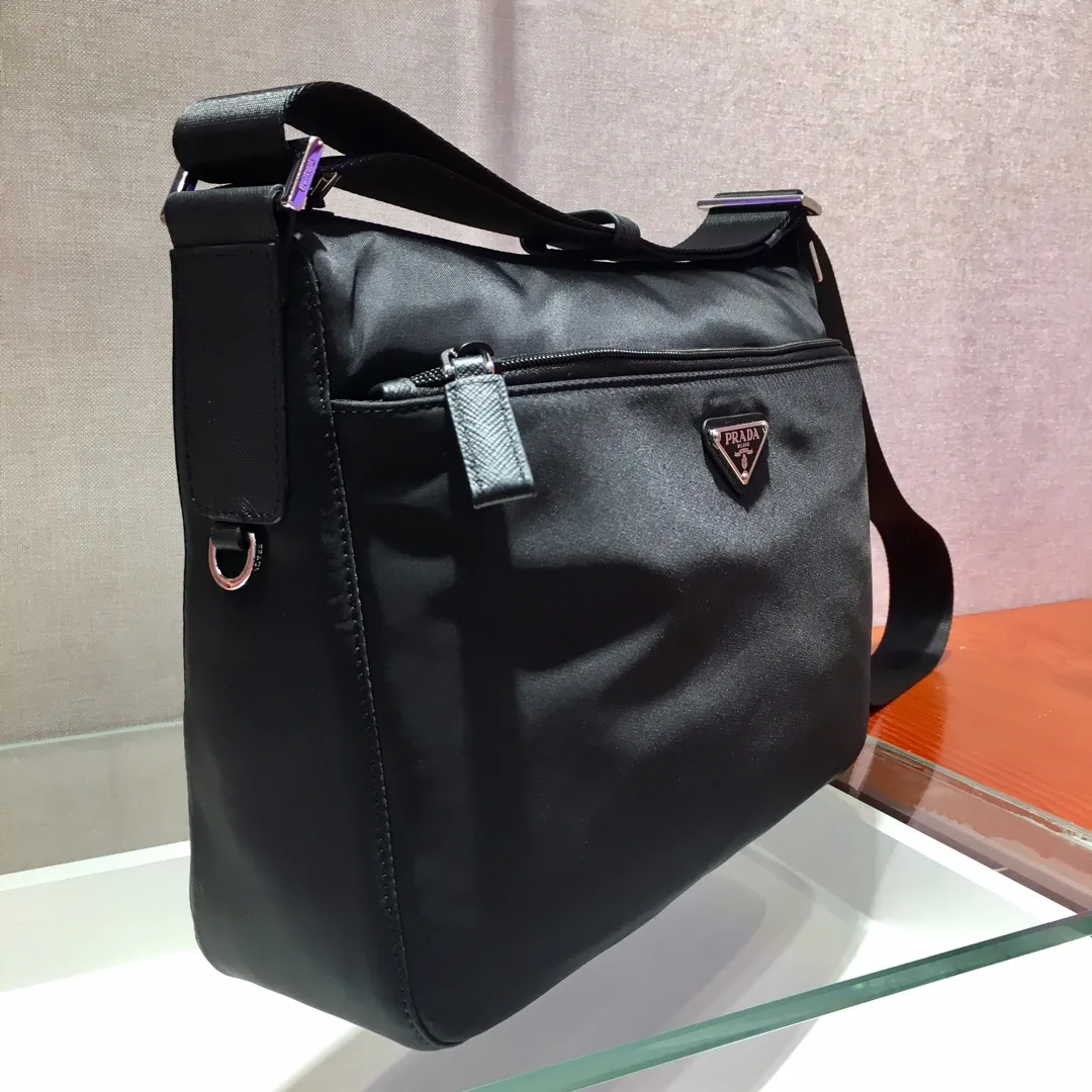 🎉Exclusive first release🎉1BC421 has arrived👏🏻👏🏻Original item, imported fabric shoulder bag, adjustable fabric shoulder strap, stainless steel accessories, triangular enamel nameplate Zipper closure, one zipper outer bag, two inner bags, one zipper bag, many compartments, light and practical, length 31x height 23x base 9cm.👏🏻👏🏻👏🏻💰💰💰92698480💰