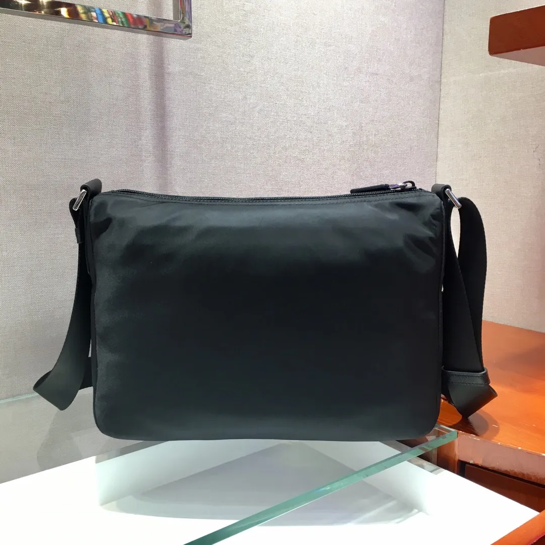 🎉Exclusive first release🎉1BC421 has arrived👏🏻👏🏻Original item, imported fabric shoulder bag, adjustable fabric shoulder strap, stainless steel accessories, triangular enamel nameplate Zipper closure, one zipper outer bag, two inner bags, one zipper bag, many compartments, light and practical, length 31x height 23x base 9cm.👏🏻👏🏻👏🏻💰💰💰92698480💰