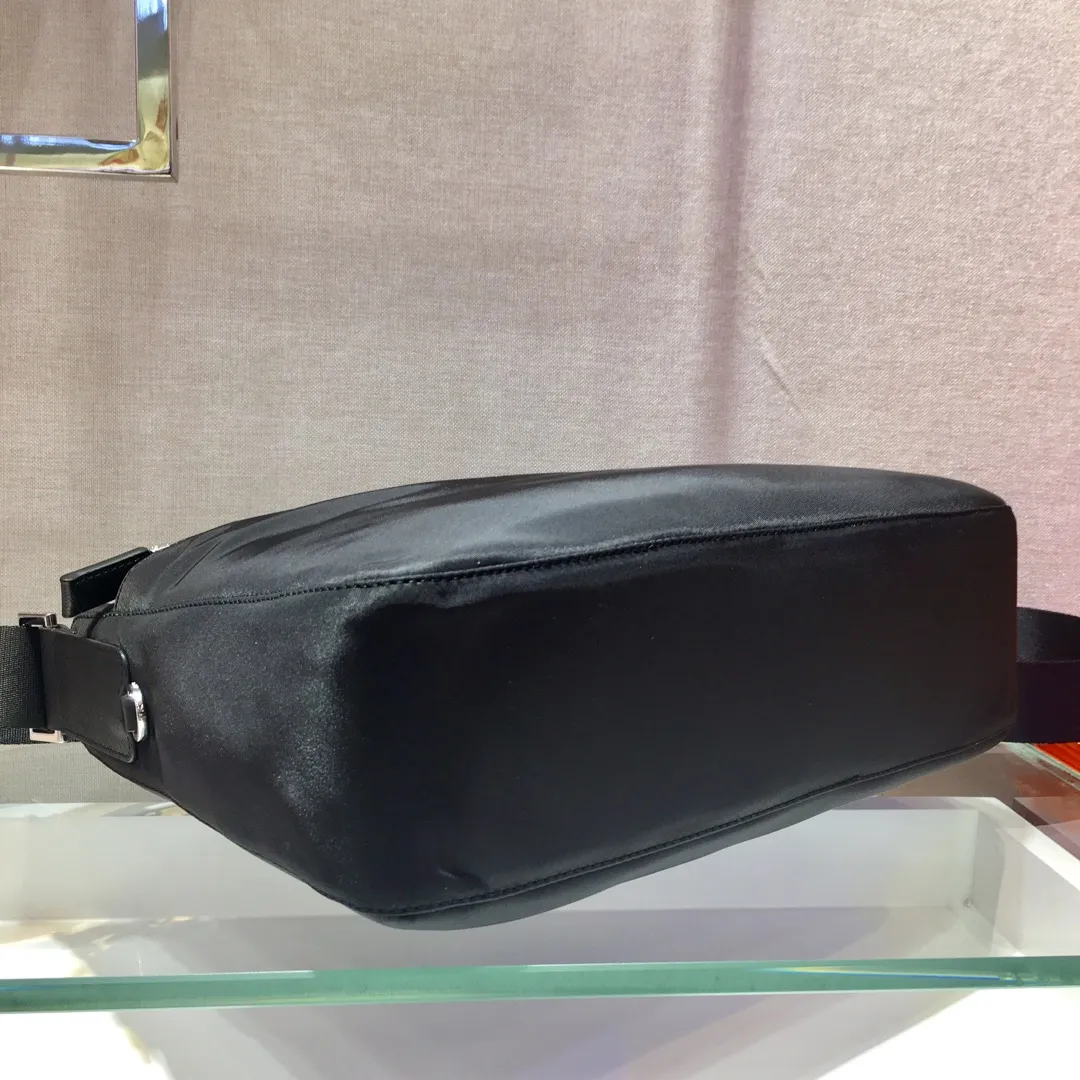 🎉Exclusive first release🎉1BC421 has arrived👏🏻👏🏻Original item, imported fabric shoulder bag, adjustable fabric shoulder strap, stainless steel accessories, triangular enamel nameplate Zipper closure, one zipper outer bag, two inner bags, one zipper bag, many compartments, light and practical, length 31x height 23x base 9cm.👏🏻👏🏻👏🏻💰💰💰92698480💰