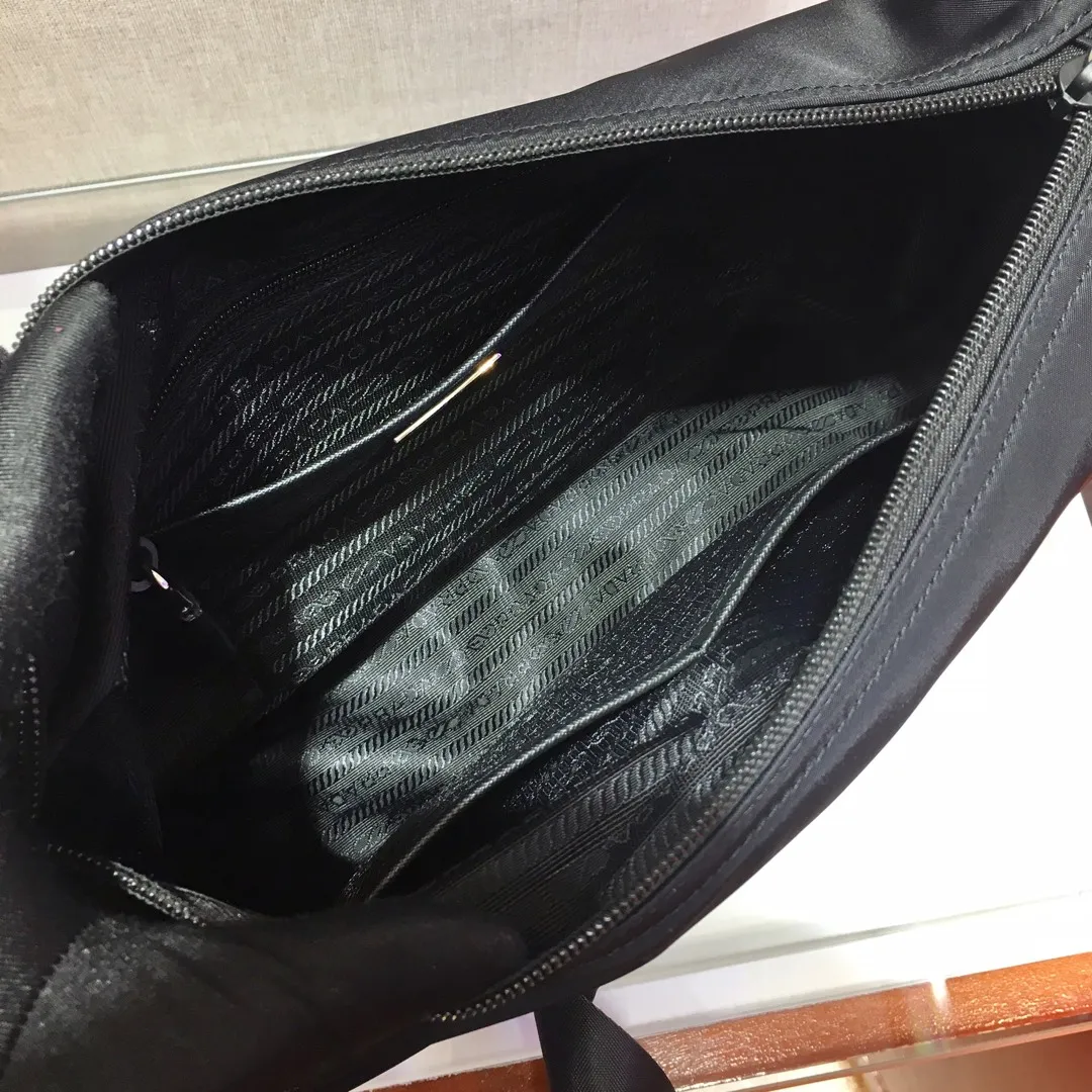 🎉Exclusive first release🎉1BC421 has arrived👏🏻👏🏻Original item, imported fabric shoulder bag, adjustable fabric shoulder strap, stainless steel accessories, triangular enamel nameplate Zipper closure, one zipper outer bag, two inner bags, one zipper bag, many compartments, light and practical, length 31x height 23x base 9cm.👏🏻👏🏻👏🏻💰💰💰92698480💰