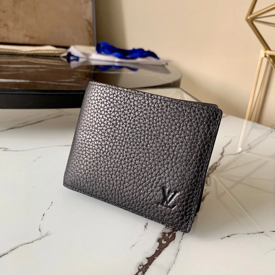 P¥240👉nfc dynamic chip version👈[Top-grade original pure steel hardware]💕 Model M60895 black leather pebbled short clip This Multiple wallet is made of extremely soft Taurillon leather ex-factory price. Aptly named, a versatile wallet with a spacious interior with multiple slots and compartments and can be easily stowed away in any trouser pocket Details M58189 11.5 x 9 x 1.5 cm (length x height x width) Cowhide leather trim Brass hardware with palladium finish Embossed Louis Vuitton initials on the front of the wallet Cowhide lining 3 credit card slots on one side and two 2 compartments for banknotes and receipts on the other 2 side compartments for receipts.