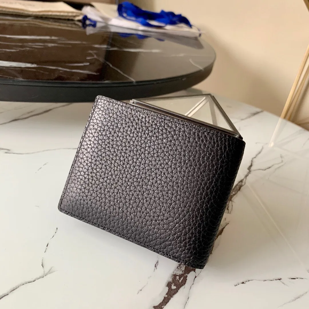 P¥240👉nfc dynamic chip version👈[Top-grade original pure steel hardware]💕 Model M60895 black leather pebbled short clip This Multiple wallet is made of extremely soft Taurillon leather ex-factory price. Aptly named, a versatile wallet with a spacious interior with multiple slots and compartments and can be easily stowed away in any trouser pocket Details M58189 11.5 x 9 x 1.5 cm (length x height x width) Cowhide leather trim Brass hardware with palladium finish Embossed Louis Vuitton initials on the front of the wallet Cowhide lining 3 credit card slots on one side and two 2 compartments for banknotes and receipts on the other 2 side compartments for receipts.