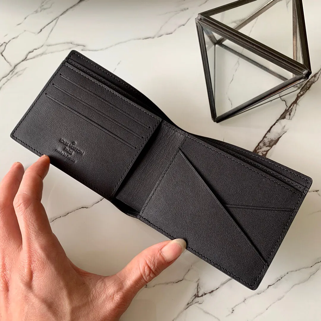 P¥240👉nfc dynamic chip version👈[Top-grade original pure steel hardware]💕 Model M60895 black leather pebbled short clip This Multiple wallet is made of extremely soft Taurillon leather ex-factory price. Aptly named, a versatile wallet with a spacious interior with multiple slots and compartments and can be easily stowed away in any trouser pocket Details M58189 11.5 x 9 x 1.5 cm (length x height x width) Cowhide leather trim Brass hardware with palladium finish Embossed Louis Vuitton initials on the front of the wallet Cowhide lining 3 credit card slots on one side and two 2 compartments for banknotes and receipts on the other 2 side compartments for receipts.