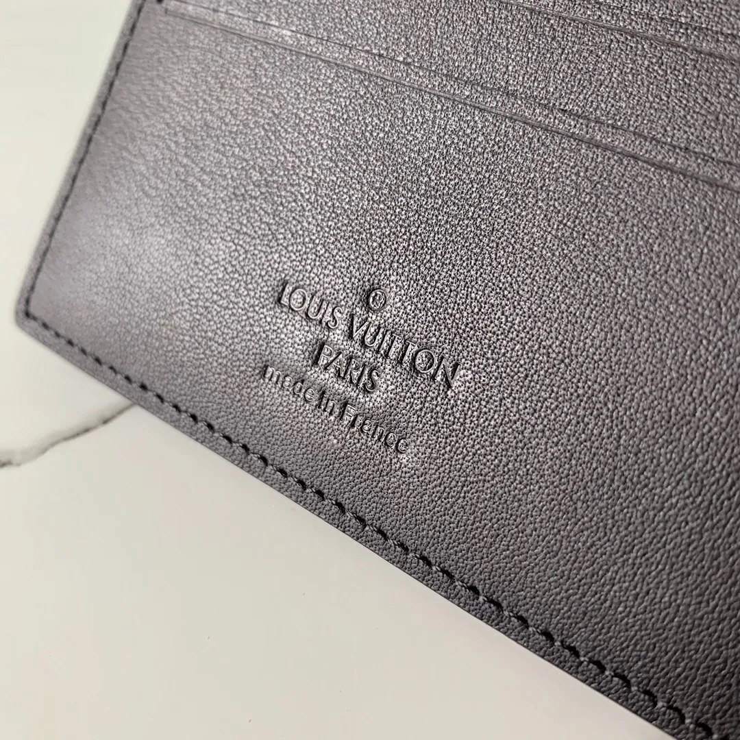 P¥240👉nfc dynamic chip version👈[Top-grade original pure steel hardware]💕 Model M60895 black leather pebbled short clip This Multiple wallet is made of extremely soft Taurillon leather ex-factory price. Aptly named, a versatile wallet with a spacious interior with multiple slots and compartments and can be easily stowed away in any trouser pocket Details M58189 11.5 x 9 x 1.5 cm (length x height x width) Cowhide leather trim Brass hardware with palladium finish Embossed Louis Vuitton initials on the front of the wallet Cowhide lining 3 credit card slots on one side and two 2 compartments for banknotes and receipts on the other 2 side compartments for receipts.