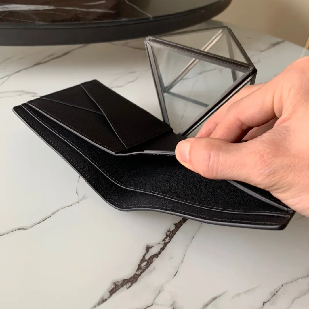 P¥240👉nfc dynamic chip version👈[Top-grade original pure steel hardware]💕 Model M60895 black leather pebbled short clip This Multiple wallet is made of extremely soft Taurillon leather ex-factory price. Aptly named, a versatile wallet with a spacious interior with multiple slots and compartments and can be easily stowed away in any trouser pocket Details M58189 11.5 x 9 x 1.5 cm (length x height x width) Cowhide leather trim Brass hardware with palladium finish Embossed Louis Vuitton initials on the front of the wallet Cowhide lining 3 credit card slots on one side and two 2 compartments for banknotes and receipts on the other 2 side compartments for receipts.