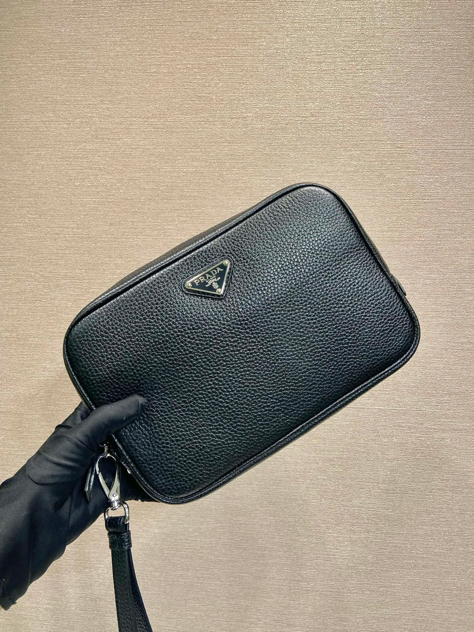 💰1140🎉New handbag🎉2VF017🎉🎉 This clutch has a simple and practical design, perfectly interpreting the P family's brand style, with a simple and elegant shape. The cow leather material has a natural finish, giving it a versatile appeal. The clutch features a wrist strap and is decorated with a triangle logo in enameled metal. It has a large capacity and is a popular model that will never go out of style. Get it now! 🎉🎉🎉💰💰💰 Length 23.5x Height 15.5x Bottom 5cm🎉🎉🎉💰💰💰