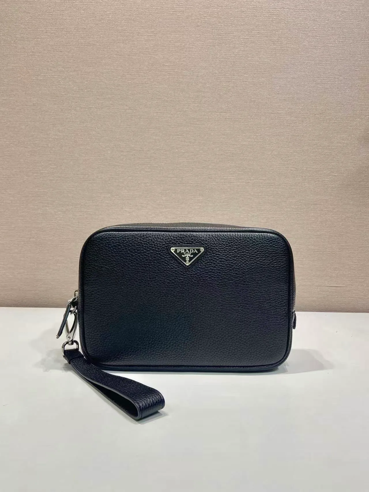 💰1140🎉New handbag🎉2VF017🎉🎉 This clutch has a simple and practical design, perfectly interpreting the P family's brand style, with a simple and elegant shape. The cow leather material has a natural finish, giving it a versatile appeal. The clutch features a wrist strap and is decorated with a triangle logo in enameled metal. It has a large capacity and is a popular model that will never go out of style. Get it now! 🎉🎉🎉💰💰💰 Length 23.5x Height 15.5x Bottom 5cm🎉🎉🎉💰💰💰