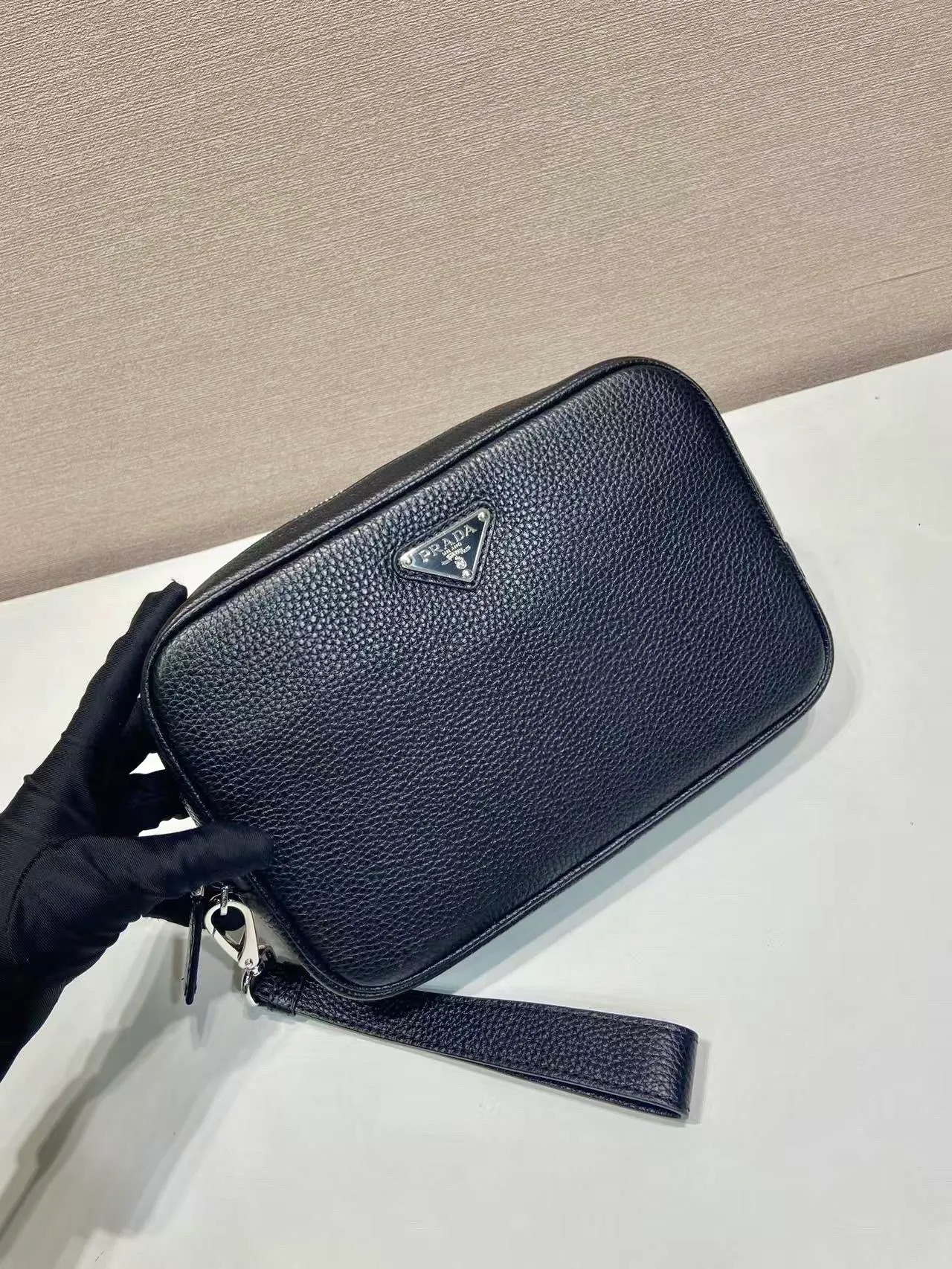 💰1140🎉New handbag🎉2VF017🎉🎉 This clutch has a simple and practical design, perfectly interpreting the P family's brand style, with a simple and elegant shape. The cow leather material has a natural finish, giving it a versatile appeal. The clutch features a wrist strap and is decorated with a triangle logo in enameled metal. It has a large capacity and is a popular model that will never go out of style. Get it now! 🎉🎉🎉💰💰💰 Length 23.5x Height 15.5x Bottom 5cm🎉🎉🎉💰💰💰
