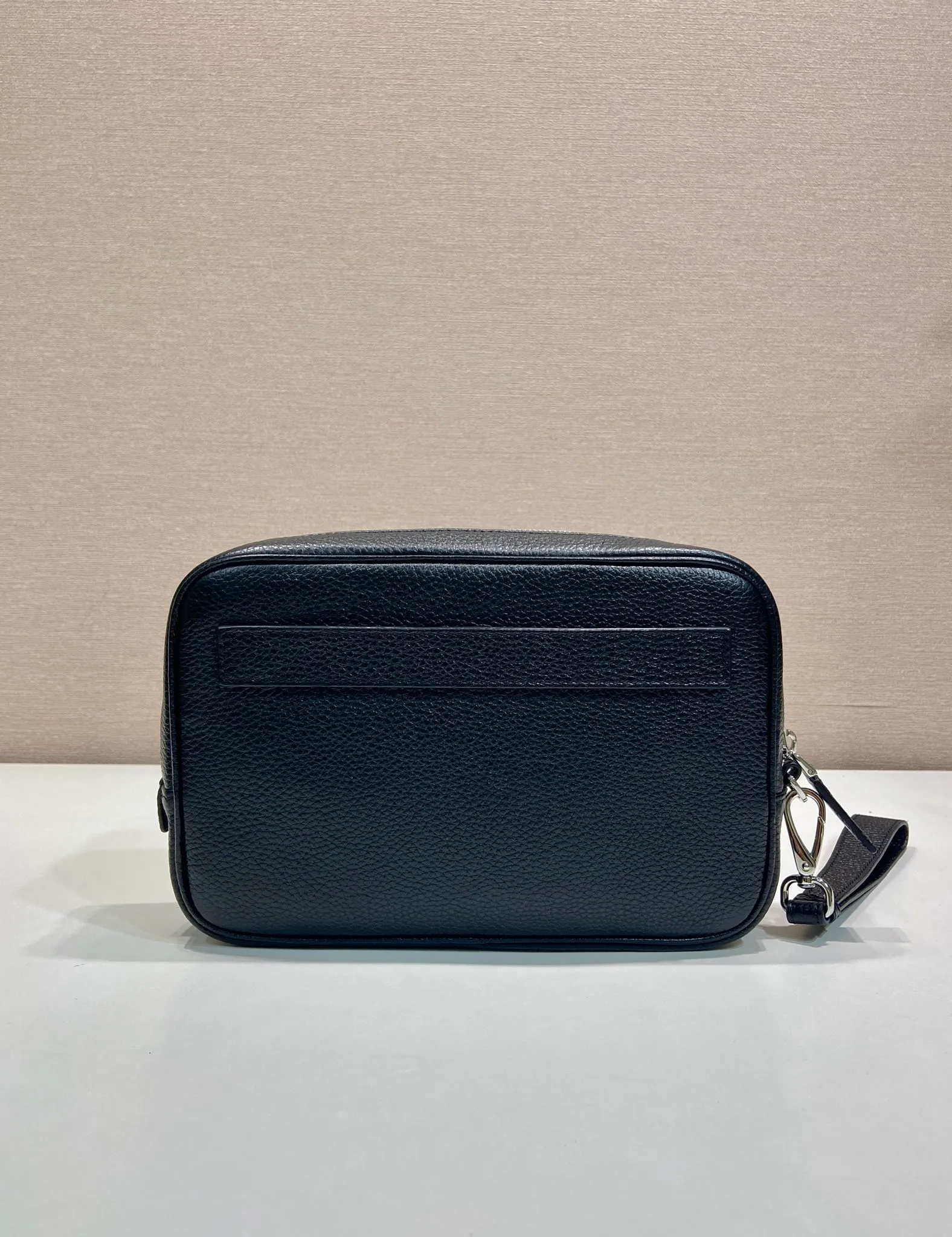 💰1140🎉New handbag🎉2VF017🎉🎉 This clutch has a simple and practical design, perfectly interpreting the P family's brand style, with a simple and elegant shape. The cow leather material has a natural finish, giving it a versatile appeal. The clutch features a wrist strap and is decorated with a triangle logo in enameled metal. It has a large capacity and is a popular model that will never go out of style. Get it now! 🎉🎉🎉💰💰💰 Length 23.5x Height 15.5x Bottom 5cm🎉🎉🎉💰💰💰