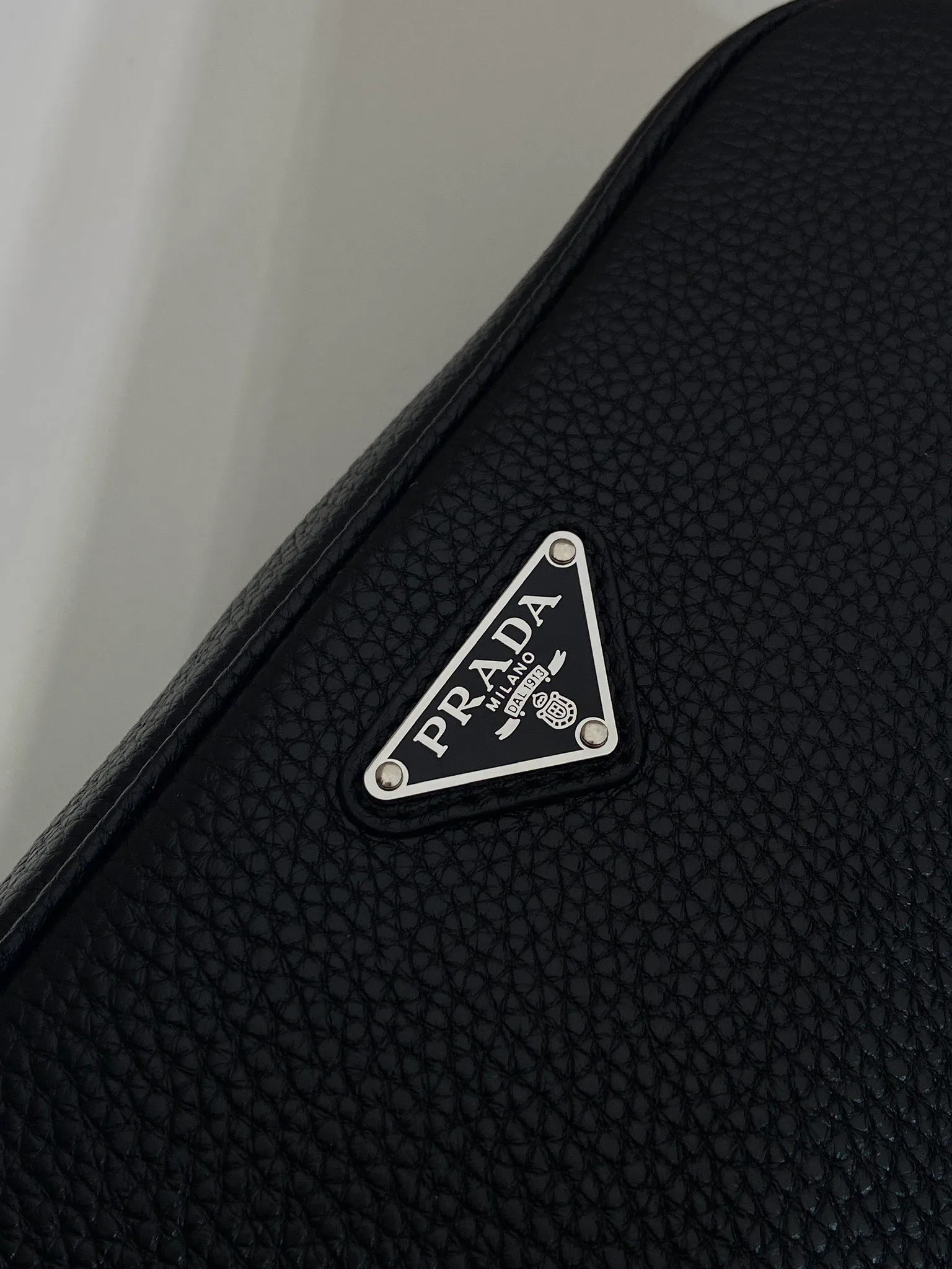 💰1140🎉New handbag🎉2VF017🎉🎉 This clutch has a simple and practical design, perfectly interpreting the P family's brand style, with a simple and elegant shape. The cow leather material has a natural finish, giving it a versatile appeal. The clutch features a wrist strap and is decorated with a triangle logo in enameled metal. It has a large capacity and is a popular model that will never go out of style. Get it now! 🎉🎉🎉💰💰💰 Length 23.5x Height 15.5x Bottom 5cm🎉🎉🎉💰💰💰