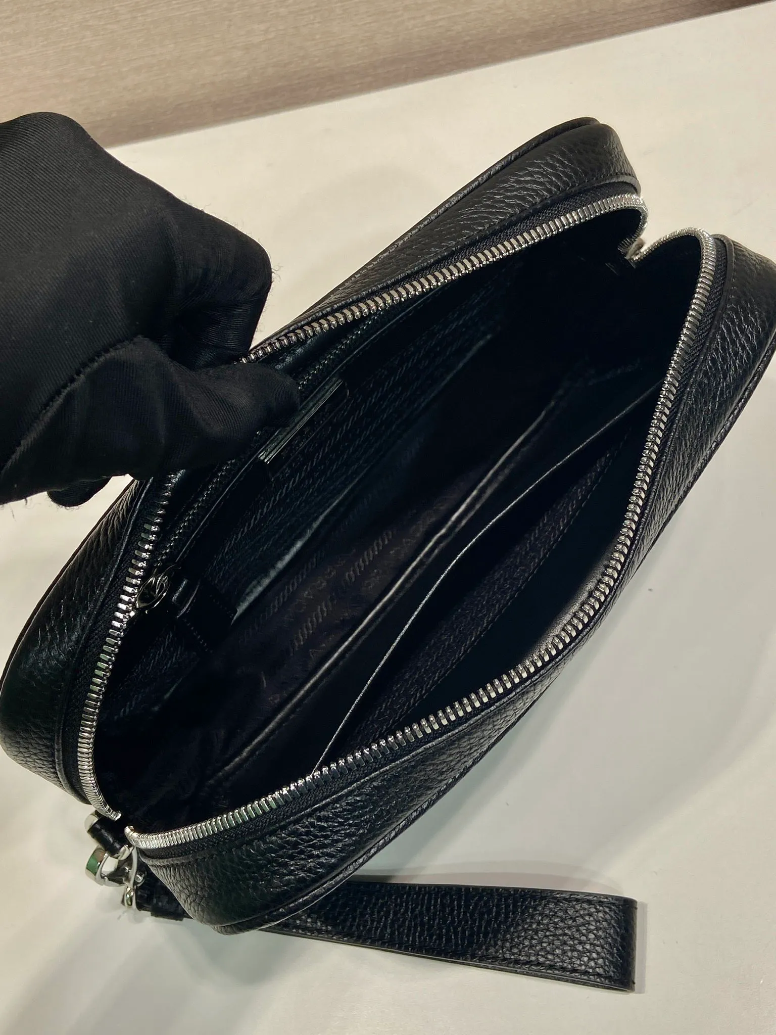 💰1140🎉New handbag🎉2VF017🎉🎉 This clutch has a simple and practical design, perfectly interpreting the P family's brand style, with a simple and elegant shape. The cow leather material has a natural finish, giving it a versatile appeal. The clutch features a wrist strap and is decorated with a triangle logo in enameled metal. It has a large capacity and is a popular model that will never go out of style. Get it now! 🎉🎉🎉💰💰💰 Length 23.5x Height 15.5x Bottom 5cm🎉🎉🎉💰💰💰