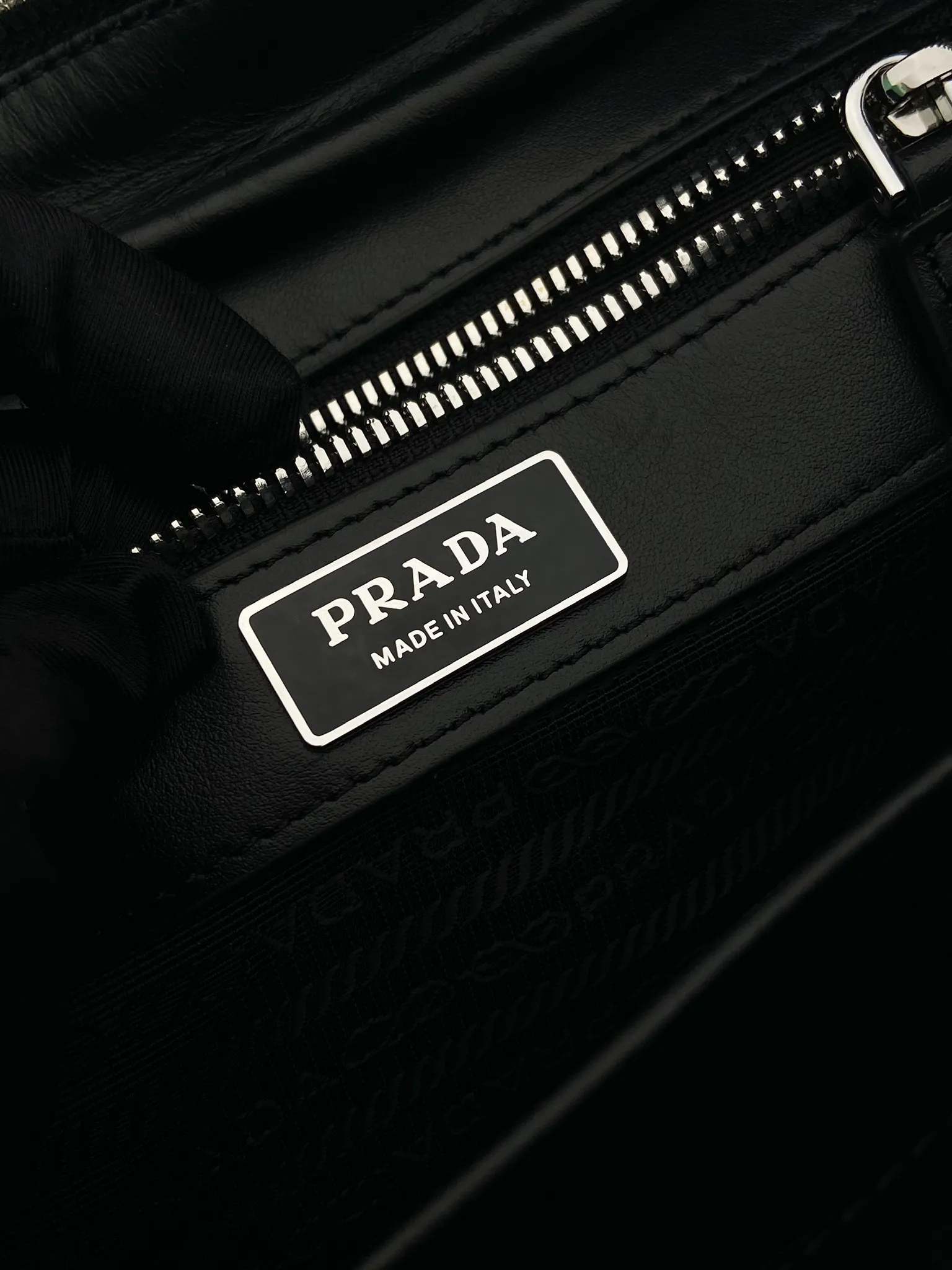 💰1140🎉New handbag🎉2VF017🎉🎉 This clutch has a simple and practical design, perfectly interpreting the P family's brand style, with a simple and elegant shape. The cow leather material has a natural finish, giving it a versatile appeal. The clutch features a wrist strap and is decorated with a triangle logo in enameled metal. It has a large capacity and is a popular model that will never go out of style. Get it now! 🎉🎉🎉💰💰💰 Length 23.5x Height 15.5x Bottom 5cm🎉🎉🎉💰💰💰