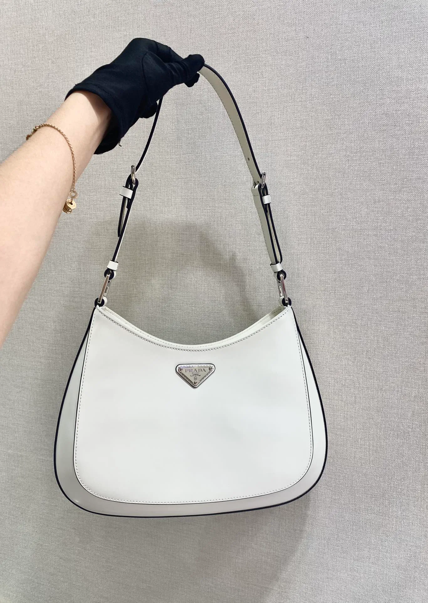 💰1520🎉Large double shoulder straps🎉Upgraded version of second-hand armpit bag/double shoulder straps😘😘 The second-hand armpit bag that has become popular this year has always been very popular. This upgraded version is more functional and the two shoulder straps are interchangeable. It can be carried on one shoulder or across the body, I love it😘, the whole leather is delicate and smooth, the special-shaped bag design is cool and fashionable, the capacity is sufficient, it is light and can be packed, it is timeless and has a retro-feel concave shape, it is perfect, another popular style for internet celebrities🙊🙊 Style number: 1BC156, length 30x height 18.5x base 4cm