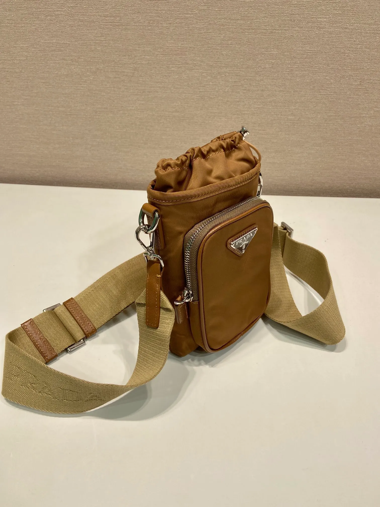 💰760🎉New mobile phone case bag🎉2ZH155 cork color🎉👏 This mobile phone bag is made of innovative Re-Nylon regenerated nylon, showing a modern urban style. Adjustable nylon webbing shoulder straps and drawstring closure add a unique touch. The front logo and front pocket design make the upper body very cool and stylish. If you like babies, hurry up and get it🎉🎉 Length 13x Height 18cm🎉🎉👏👏
