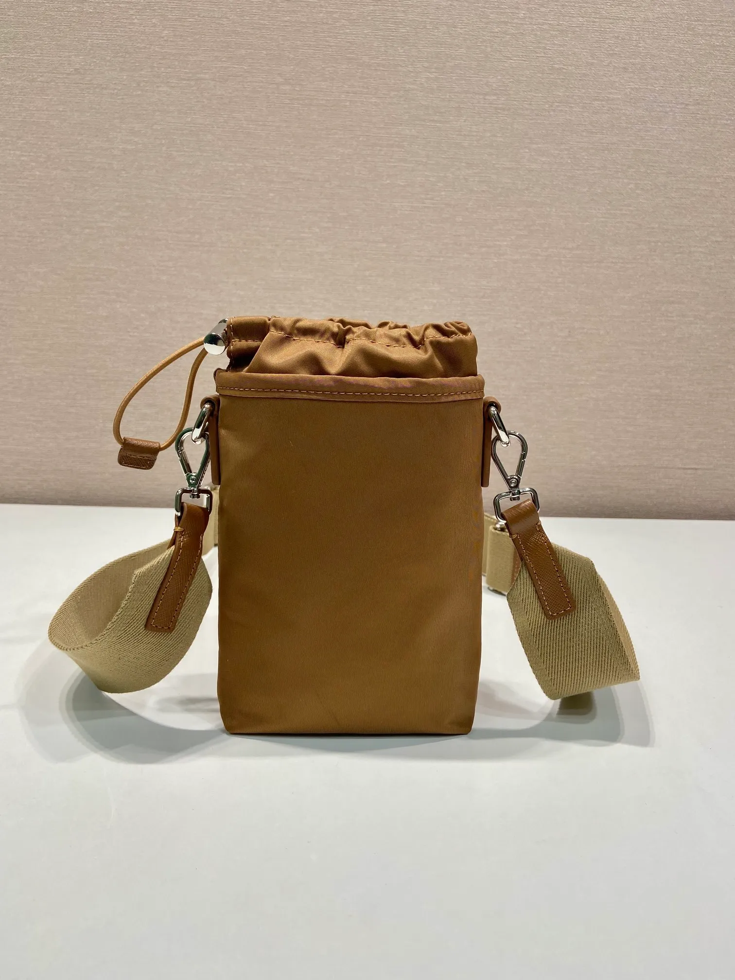 💰760🎉New mobile phone case bag🎉2ZH155 cork color🎉👏 This mobile phone bag is made of innovative Re-Nylon regenerated nylon, showing a modern urban style. Adjustable nylon webbing shoulder straps and drawstring closure add a unique touch. The front logo and front pocket design make the upper body very cool and stylish. If you like babies, hurry up and get it🎉🎉 Length 13x Height 18cm🎉🎉👏👏