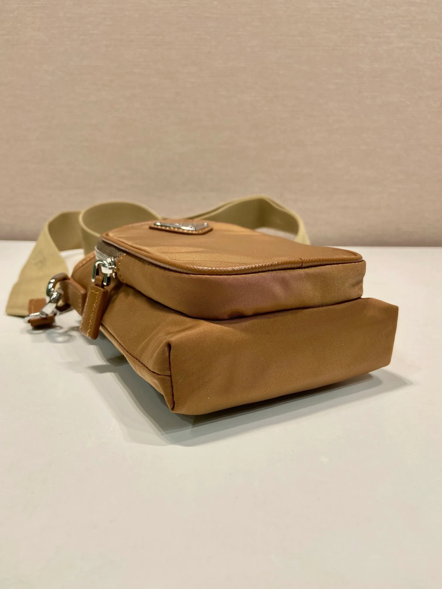 💰760🎉New mobile phone case bag🎉2ZH155 cork color🎉👏 This mobile phone bag is made of innovative Re-Nylon regenerated nylon, showing a modern urban style. Adjustable nylon webbing shoulder straps and drawstring closure add a unique touch. The front logo and front pocket design make the upper body very cool and stylish. If you like babies, hurry up and get it🎉🎉 Length 13x Height 18cm🎉🎉👏👏