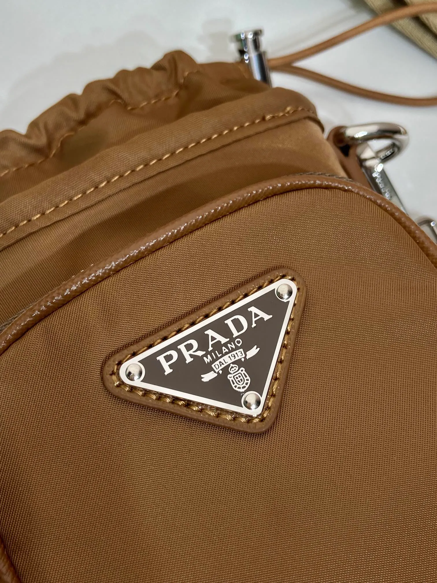 💰760🎉New mobile phone case bag🎉2ZH155 cork color🎉👏 This mobile phone bag is made of innovative Re-Nylon regenerated nylon, showing a modern urban style. Adjustable nylon webbing shoulder straps and drawstring closure add a unique touch. The front logo and front pocket design make the upper body very cool and stylish. If you like babies, hurry up and get it🎉🎉 Length 13x Height 18cm🎉🎉👏👏