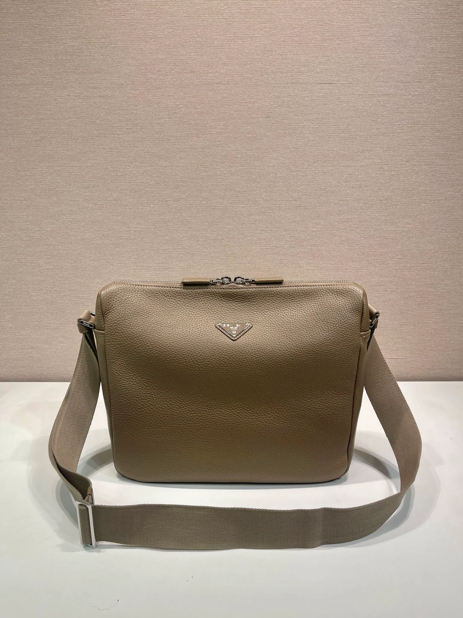 💰1660🎉New Messenger Bag🎉🎉😉 2VH182 Small New Color🎉🎉 This modern and practical leather handbag features a soft silhouette with stylish details. This braided strap complements a versatile, sporty style. Zipper closure, internal zipper pocket, regenerated nylon logo printed lining, the upper body effect is very fashionable and spacious, handsome guys, hurry up and get it🎉🎉 Length 31.5x Height 25x Bottom 14cm👏👏👏🎉🎉🎉
