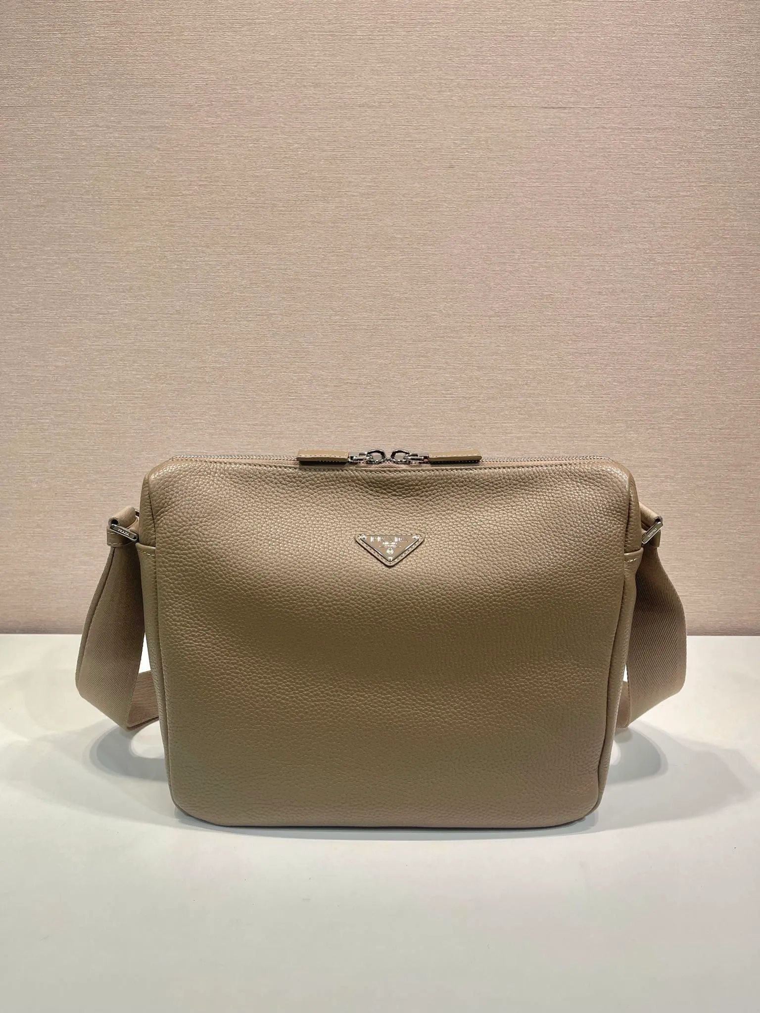 💰1660🎉New Messenger Bag🎉🎉😉 2VH182 Small New Color🎉🎉 This modern and practical leather handbag features a soft silhouette with stylish details. This braided strap complements a versatile, sporty style. Zipper closure, internal zipper pocket, regenerated nylon logo printed lining, the upper body effect is very fashionable and spacious, handsome guys, hurry up and get it🎉🎉 Length 31.5x Height 25x Bottom 14cm👏👏👏🎉🎉🎉