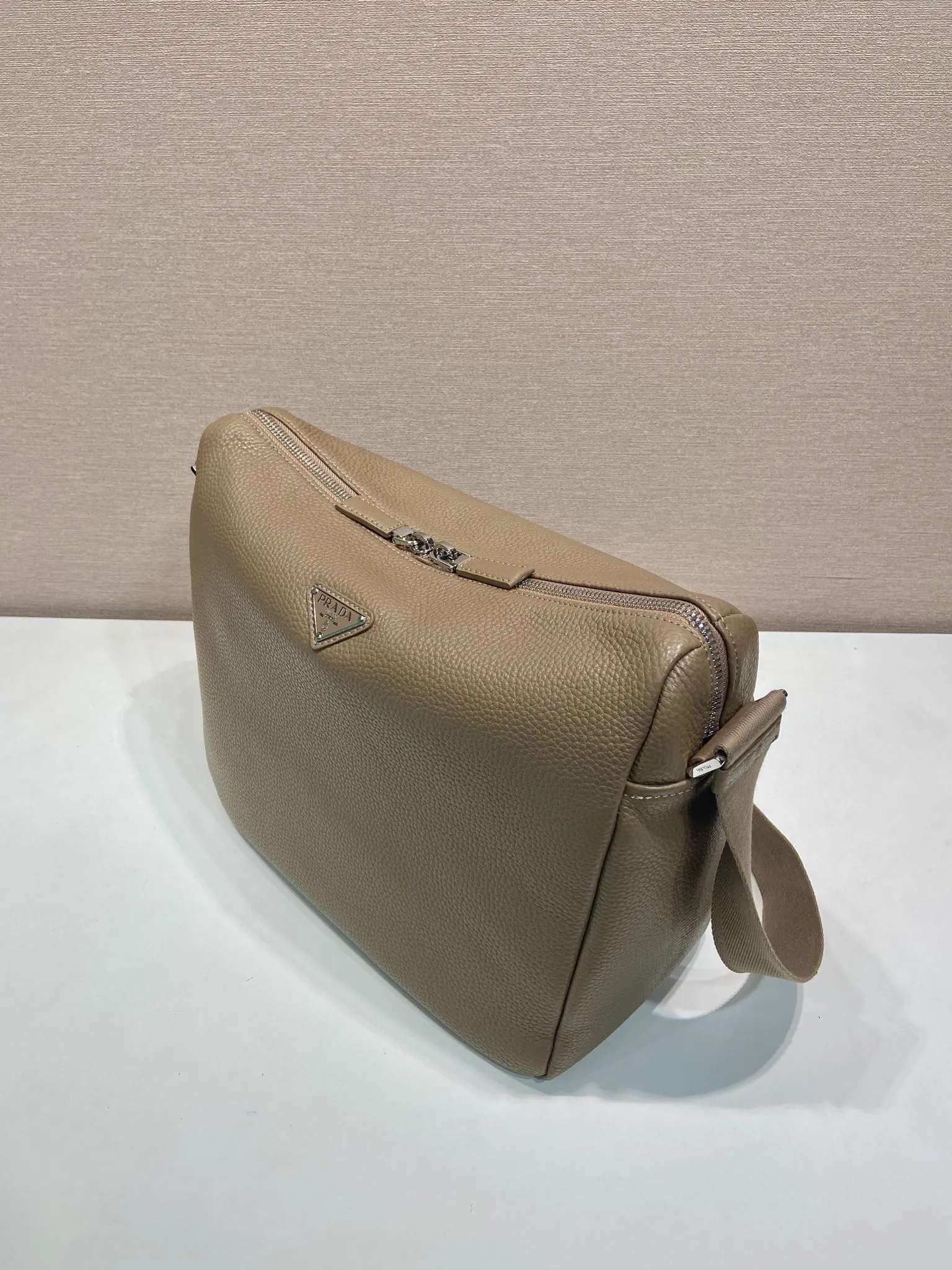💰1660🎉New Messenger Bag🎉🎉😉 2VH182 Small New Color🎉🎉 This modern and practical leather handbag features a soft silhouette with stylish details. This braided strap complements a versatile, sporty style. Zipper closure, internal zipper pocket, regenerated nylon logo printed lining, the upper body effect is very fashionable and spacious, handsome guys, hurry up and get it🎉🎉 Length 31.5x Height 25x Bottom 14cm👏👏👏🎉🎉🎉